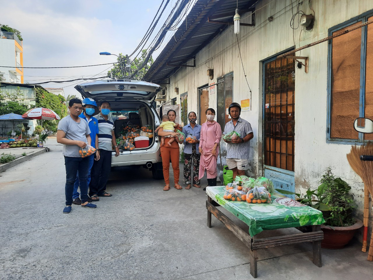Ấm l&ograve;ng xe tr&aacute;i c&acirc;y tặng cho c&ocirc;ng nh&acirc;n ở trọ - Ảnh 5.