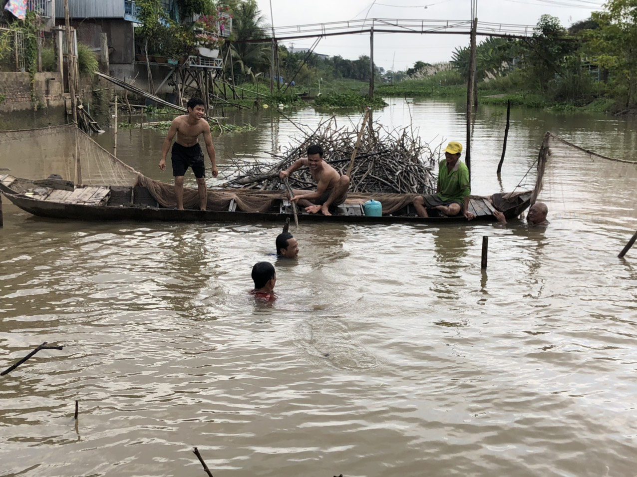Về miền Tây dỡ chà bắt cá - Ảnh 1.
