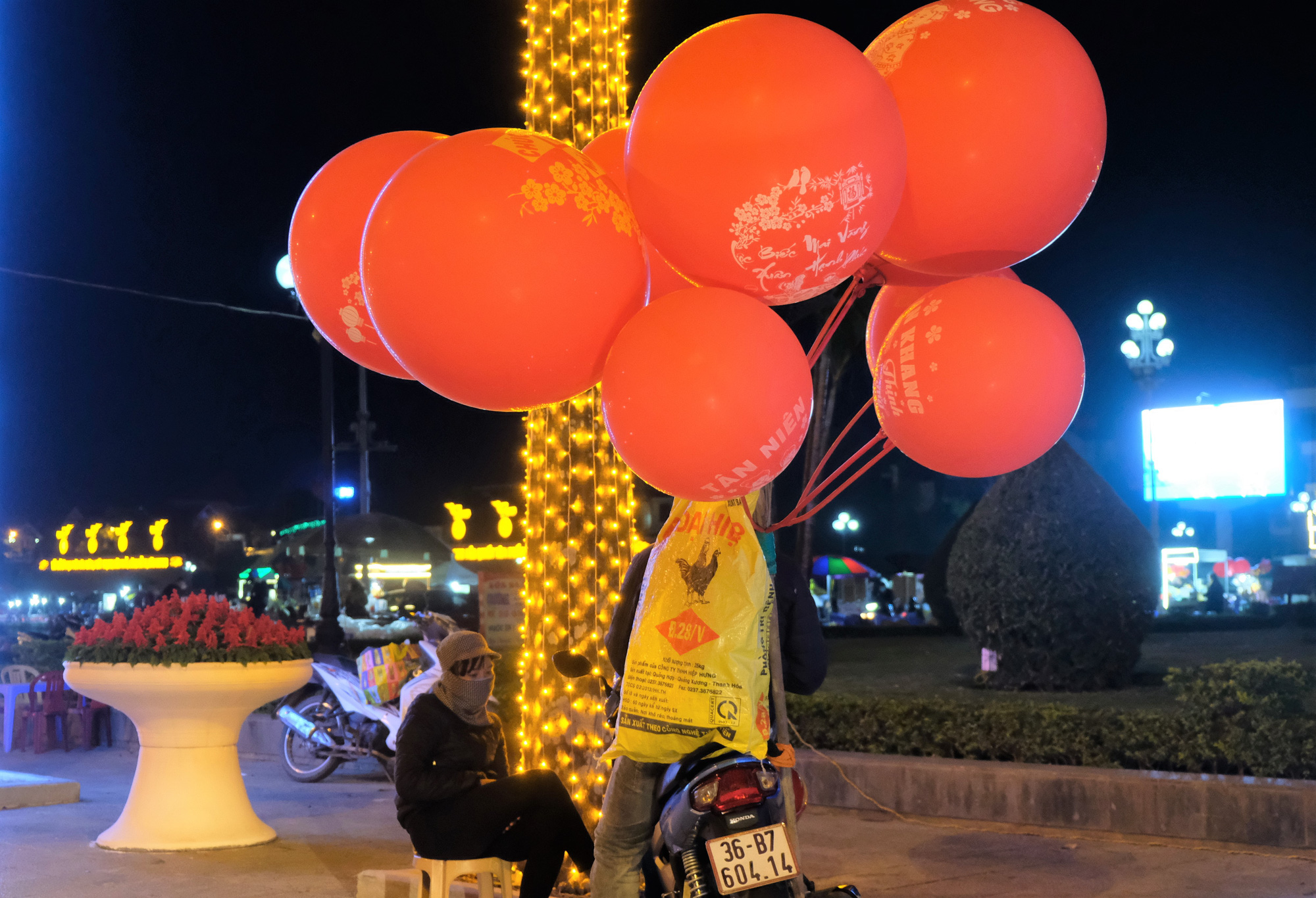 Những người vất vả mưu sinh trước thời khắc Giao thừa - Ảnh 1.