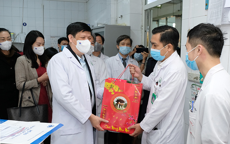Bộ trưởng Bộ Y tế Nguyễn Thanh Long tặng qu&agrave;, động vi&ecirc;n bệnh nh&acirc;n phải ăn Tết bệnh viện - Ảnh 1.