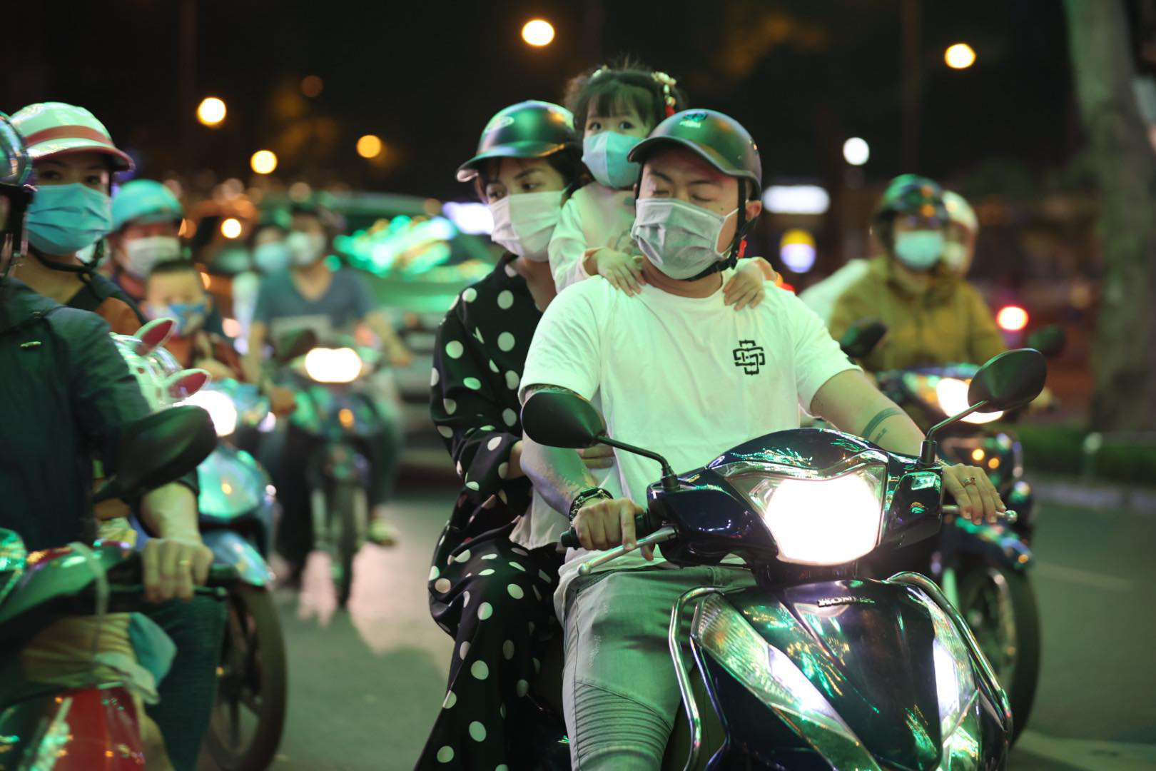 Người d&acirc;n t&igrave;m cảm gi&aacute;c đ&ecirc;m giao thừa - Ảnh 1.