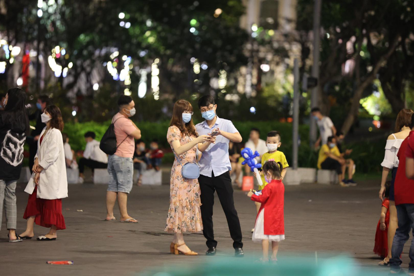 Người d&acirc;n t&igrave;m cảm gi&aacute;c đ&ecirc;m giao thừa - Ảnh 3.