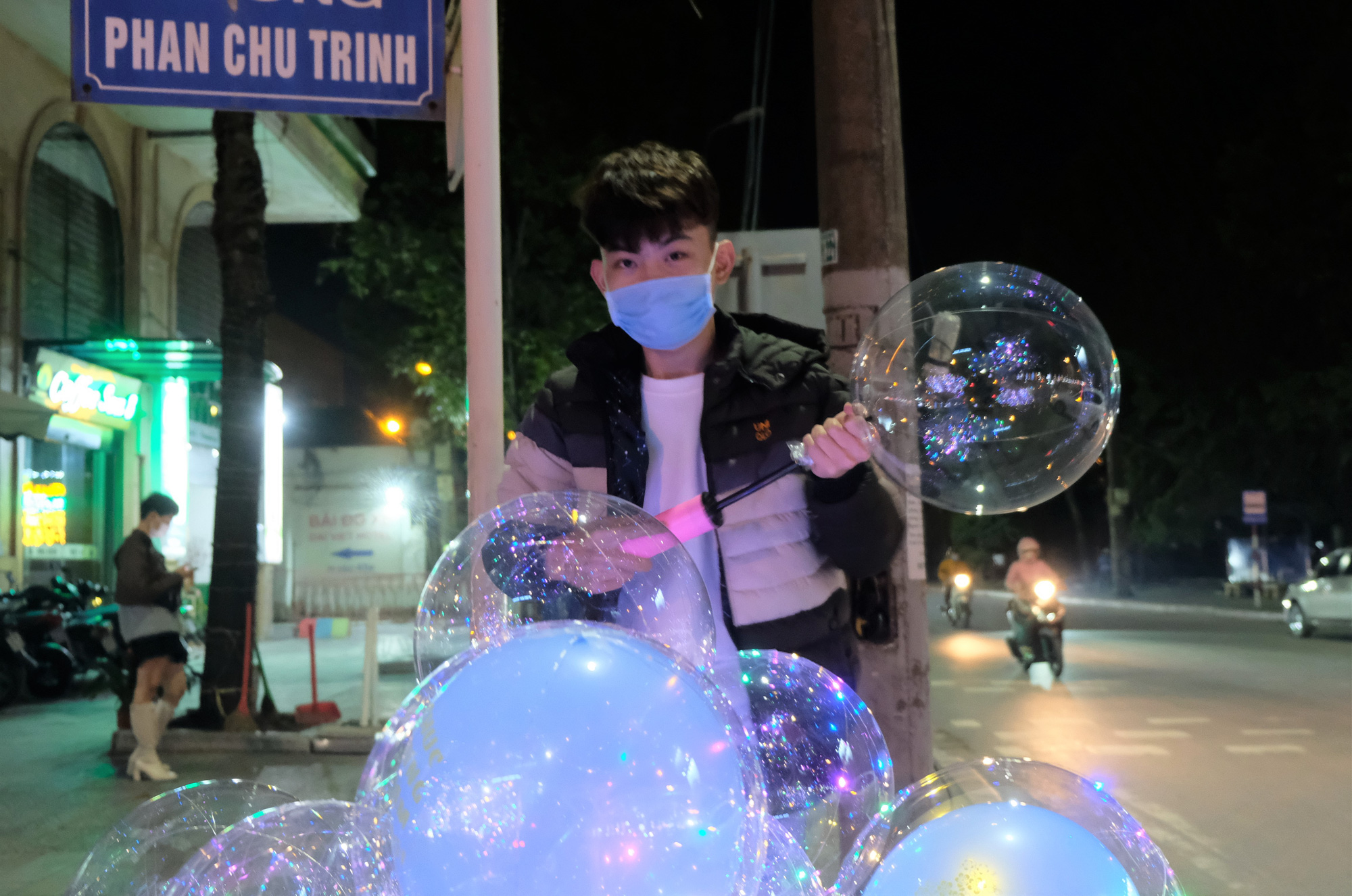 Những người vất vả mưu sinh trước thời khắc Giao thừa - Ảnh 5.
