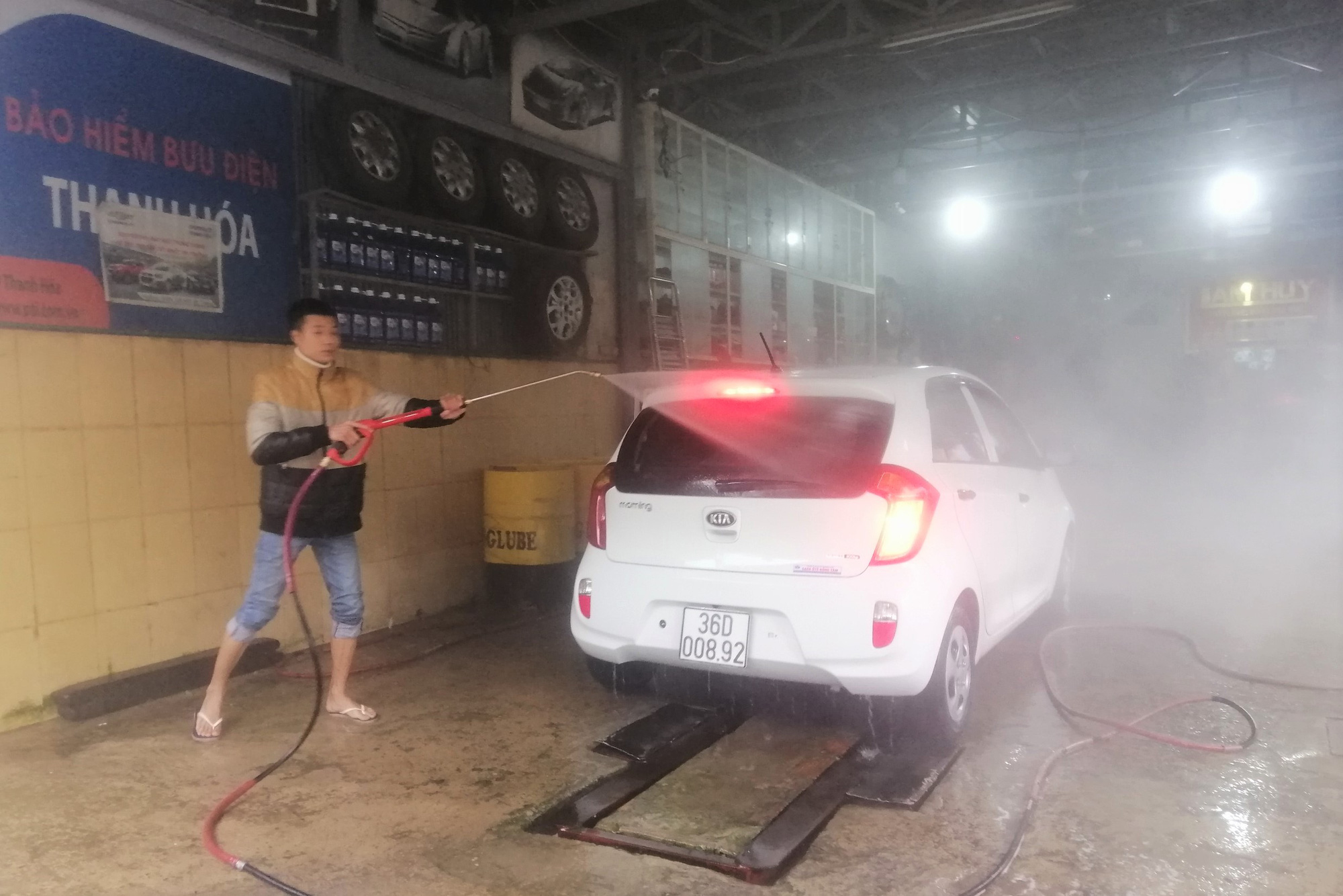 Dịch vụ rửa xe ôtô tăng giá gấp đôi, "hốt bạc" ngày 30 Tết
