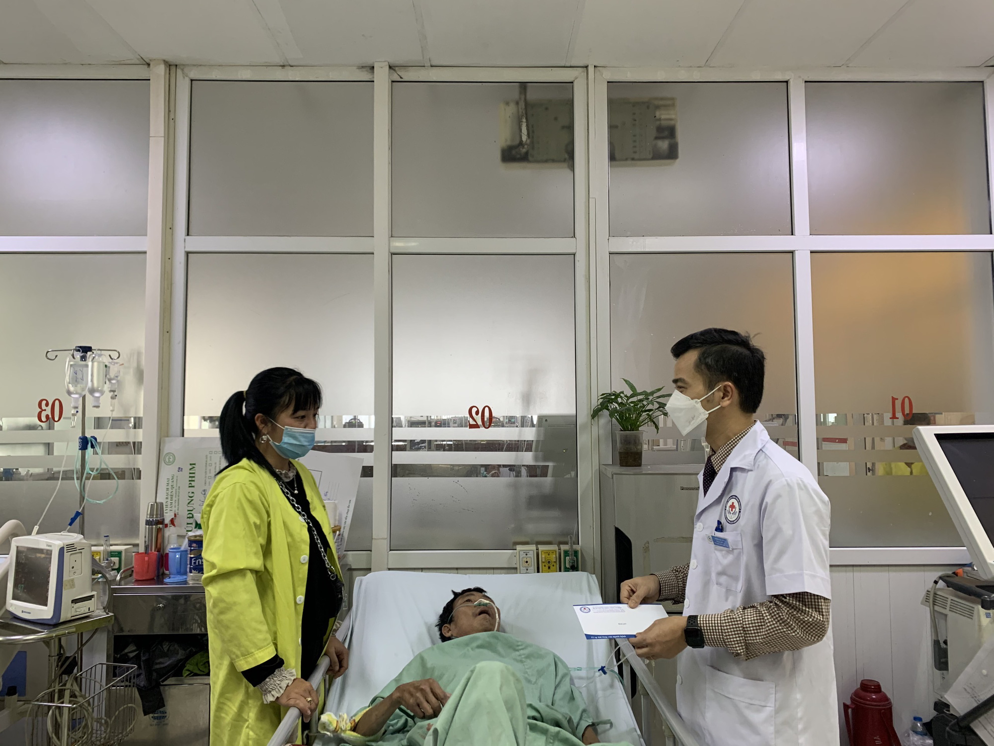 Bộ trưởng Bộ Y tế Nguyễn Thanh Long tặng qu&agrave;, động vi&ecirc;n bệnh nh&acirc;n phải ăn Tết bệnh viện - Ảnh 19.
