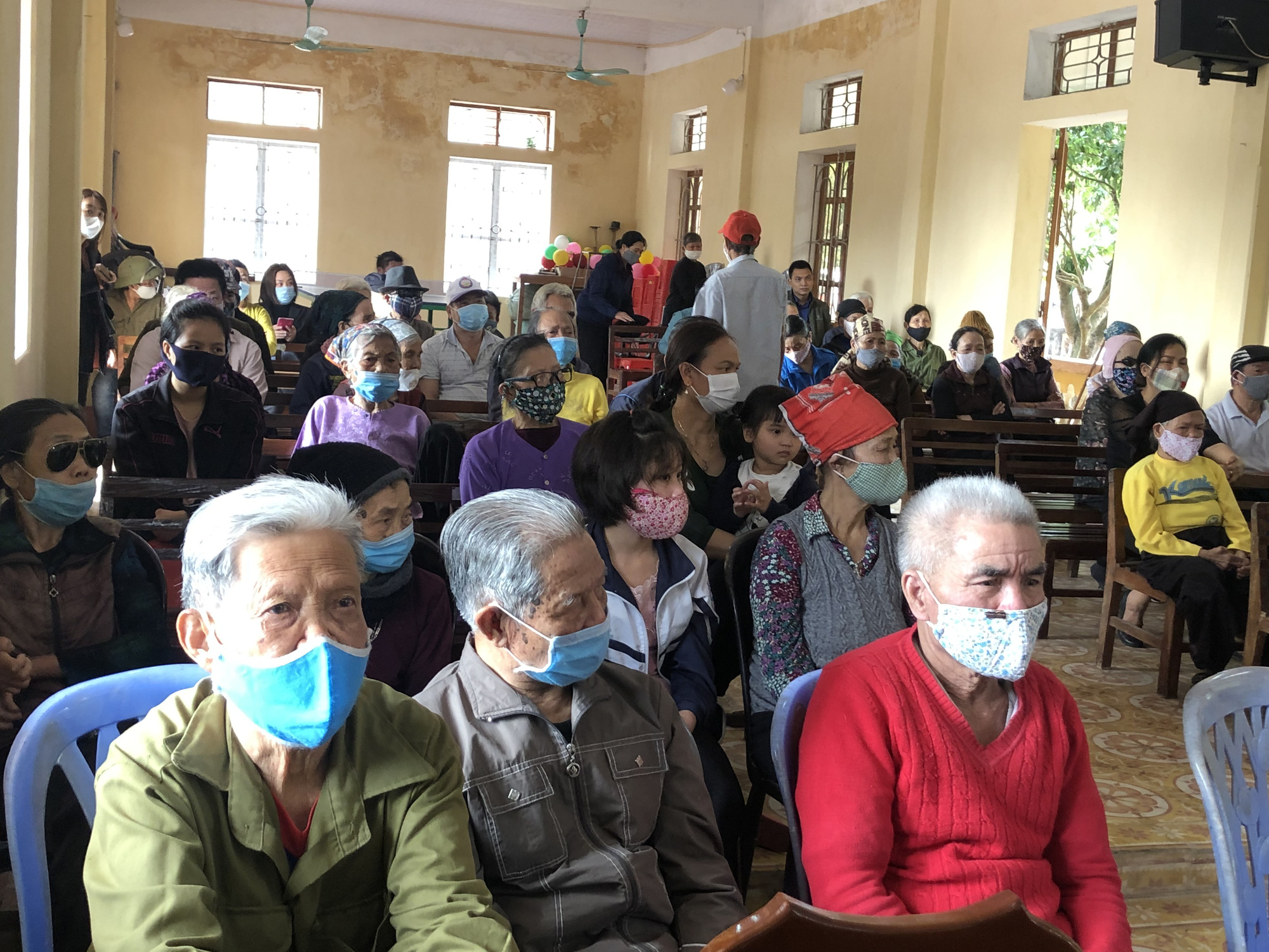 Bộ trưởng Bộ Y tế Nguyễn Thanh Long tặng qu&agrave;, động vi&ecirc;n bệnh nh&acirc;n phải ăn Tết bệnh viện - Ảnh 24.