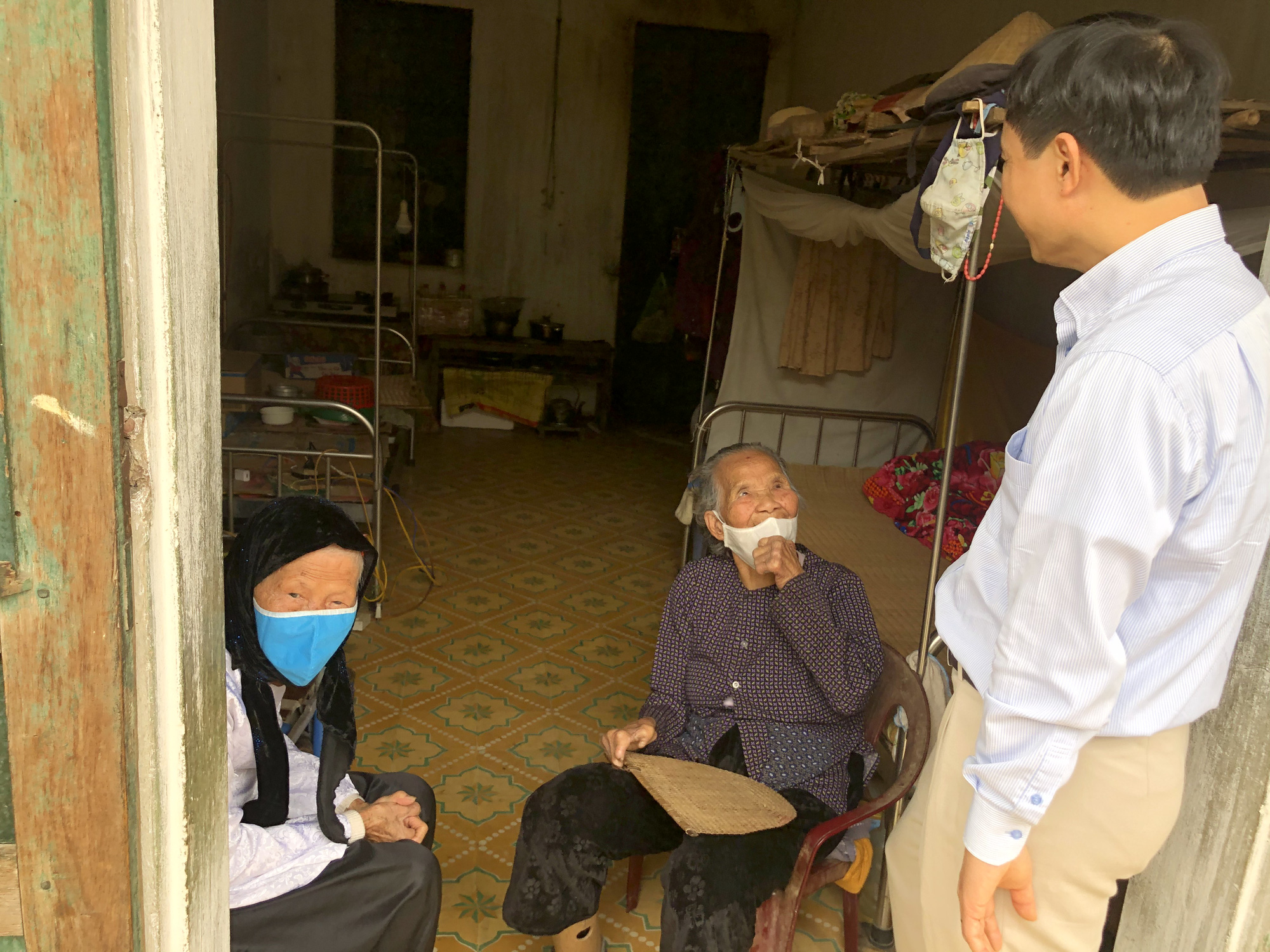 Bộ trưởng Bộ Y tế Nguyễn Thanh Long tặng qu&agrave;, động vi&ecirc;n bệnh nh&acirc;n phải ăn Tết bệnh viện - Ảnh 27.
