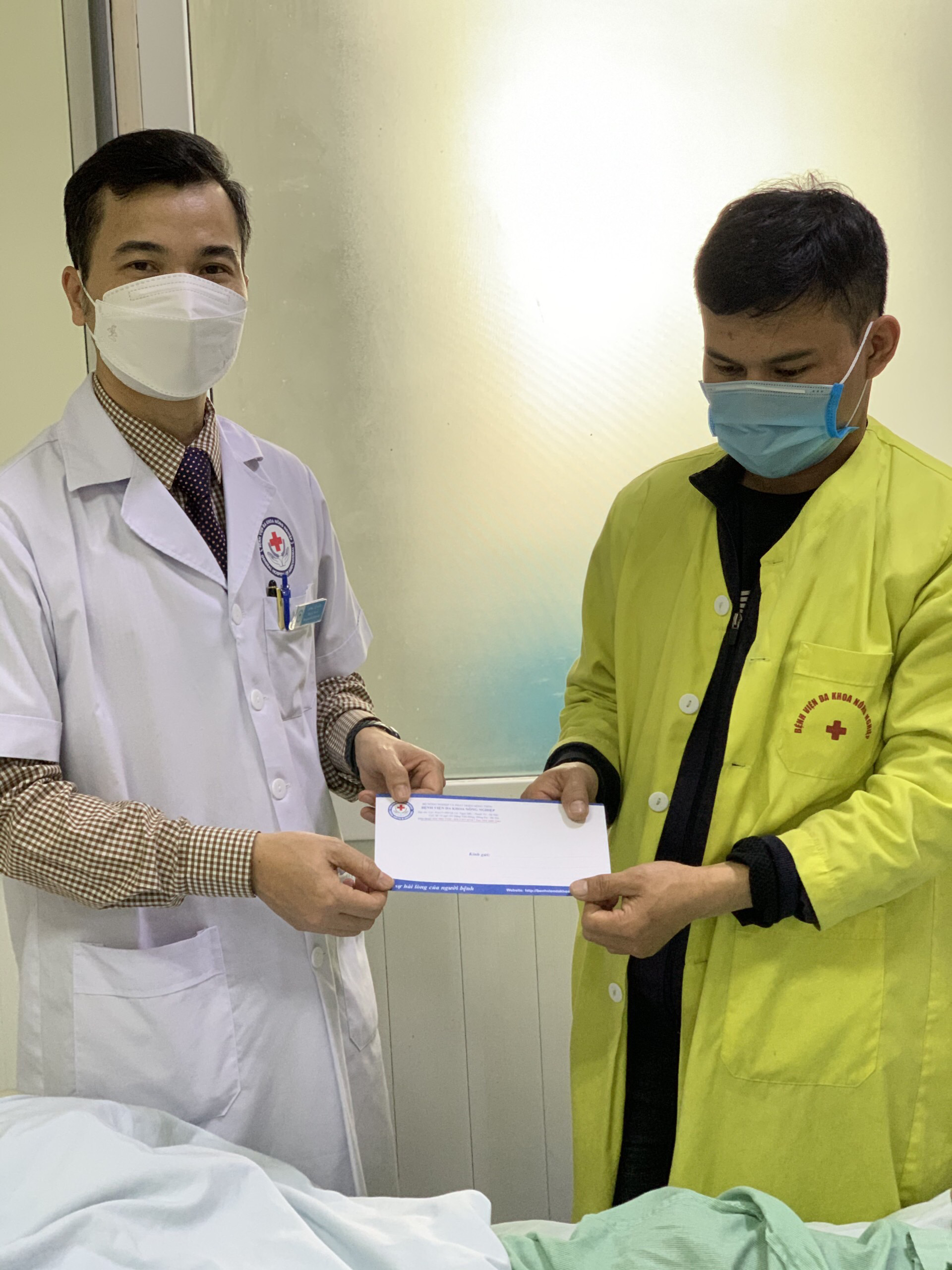 Bộ trưởng Bộ Y tế Nguyễn Thanh Long tặng qu&agrave;, động vi&ecirc;n bệnh nh&acirc;n phải ăn Tết bệnh viện - Ảnh 20.