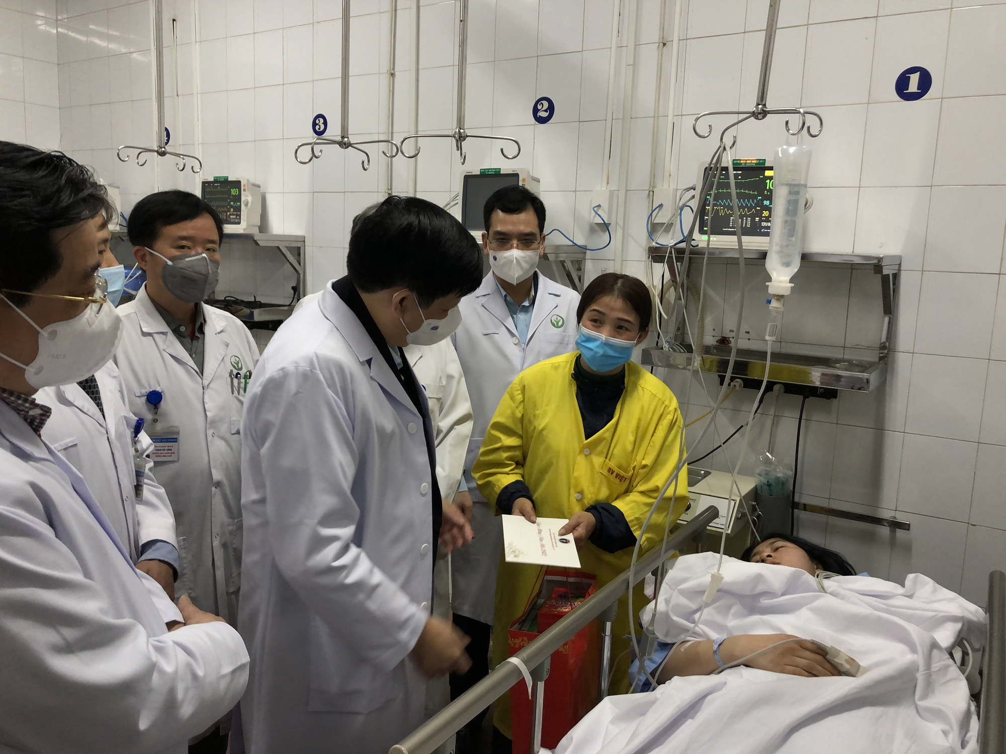 Bộ trưởng Bộ Y tế Nguyễn Thanh Long tặng qu&agrave;, động vi&ecirc;n bệnh nh&acirc;n phải ăn Tết bệnh viện - Ảnh 4.