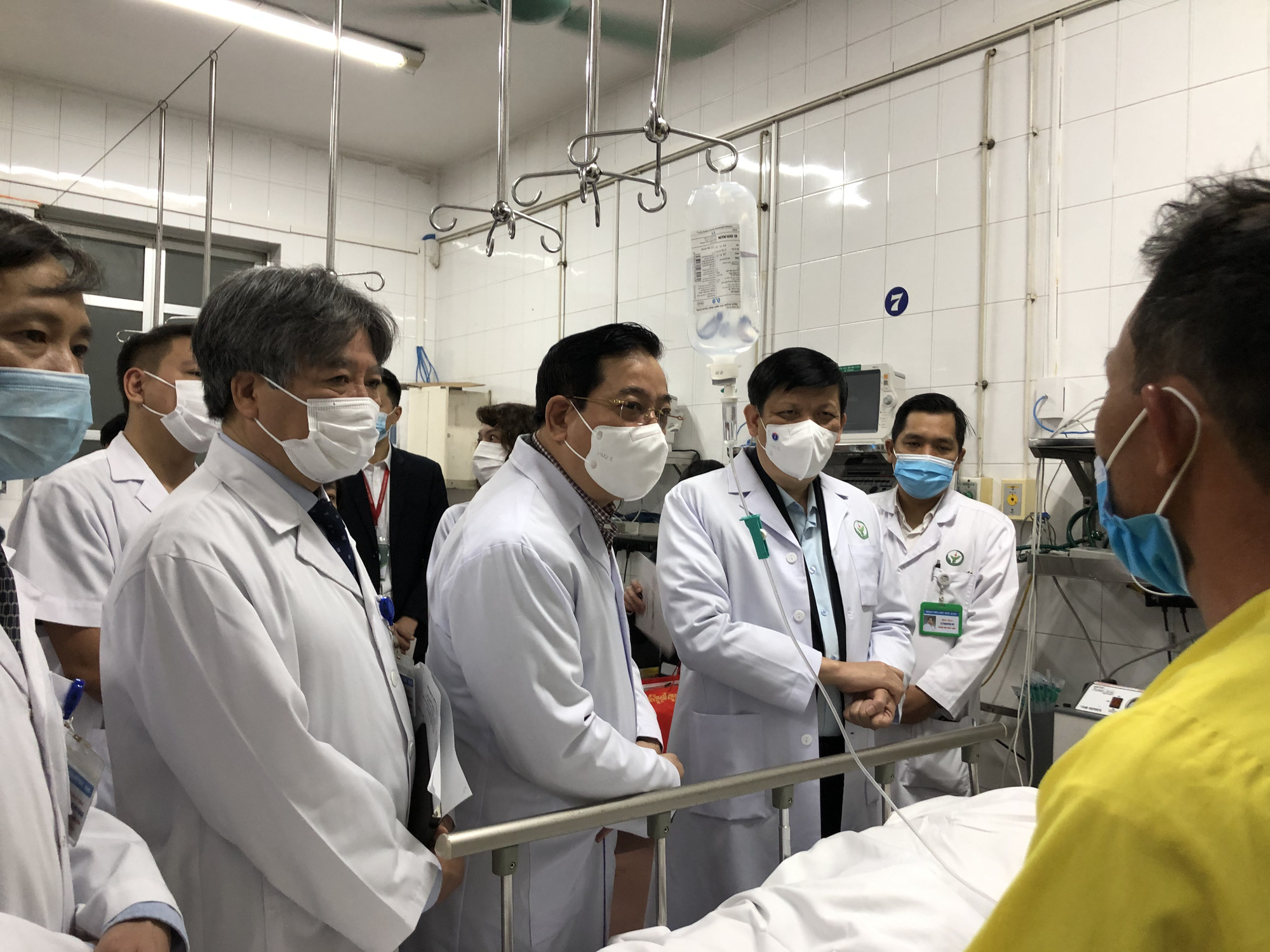 Bộ trưởng Bộ Y tế Nguyễn Thanh Long tặng qu&agrave;, động vi&ecirc;n bệnh nh&acirc;n phải ăn Tết bệnh viện - Ảnh 5.