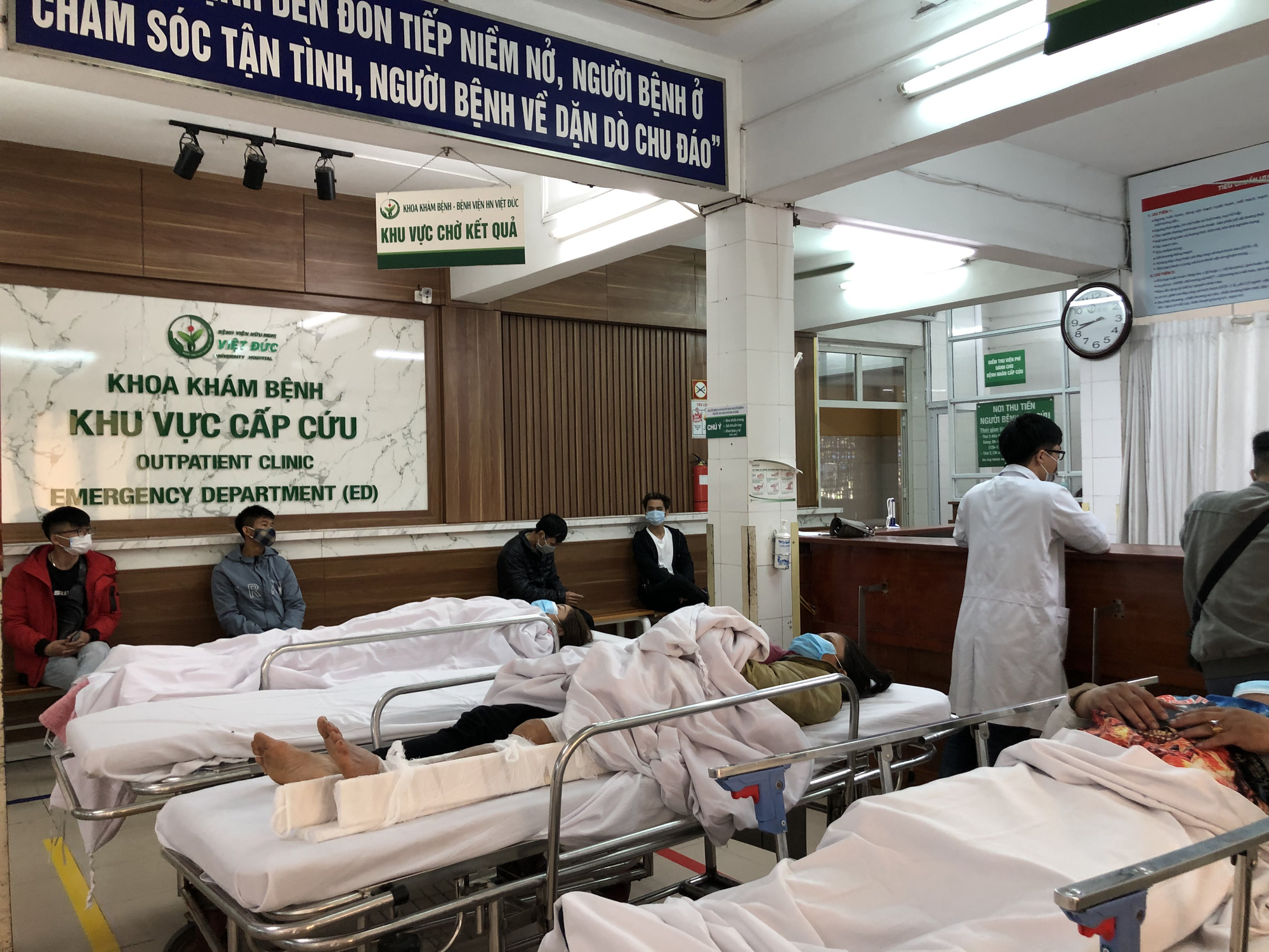 Bộ trưởng Bộ Y tế Nguyễn Thanh Long tặng qu&agrave;, động vi&ecirc;n bệnh nh&acirc;n phải ăn Tết bệnh viện - Ảnh 6.