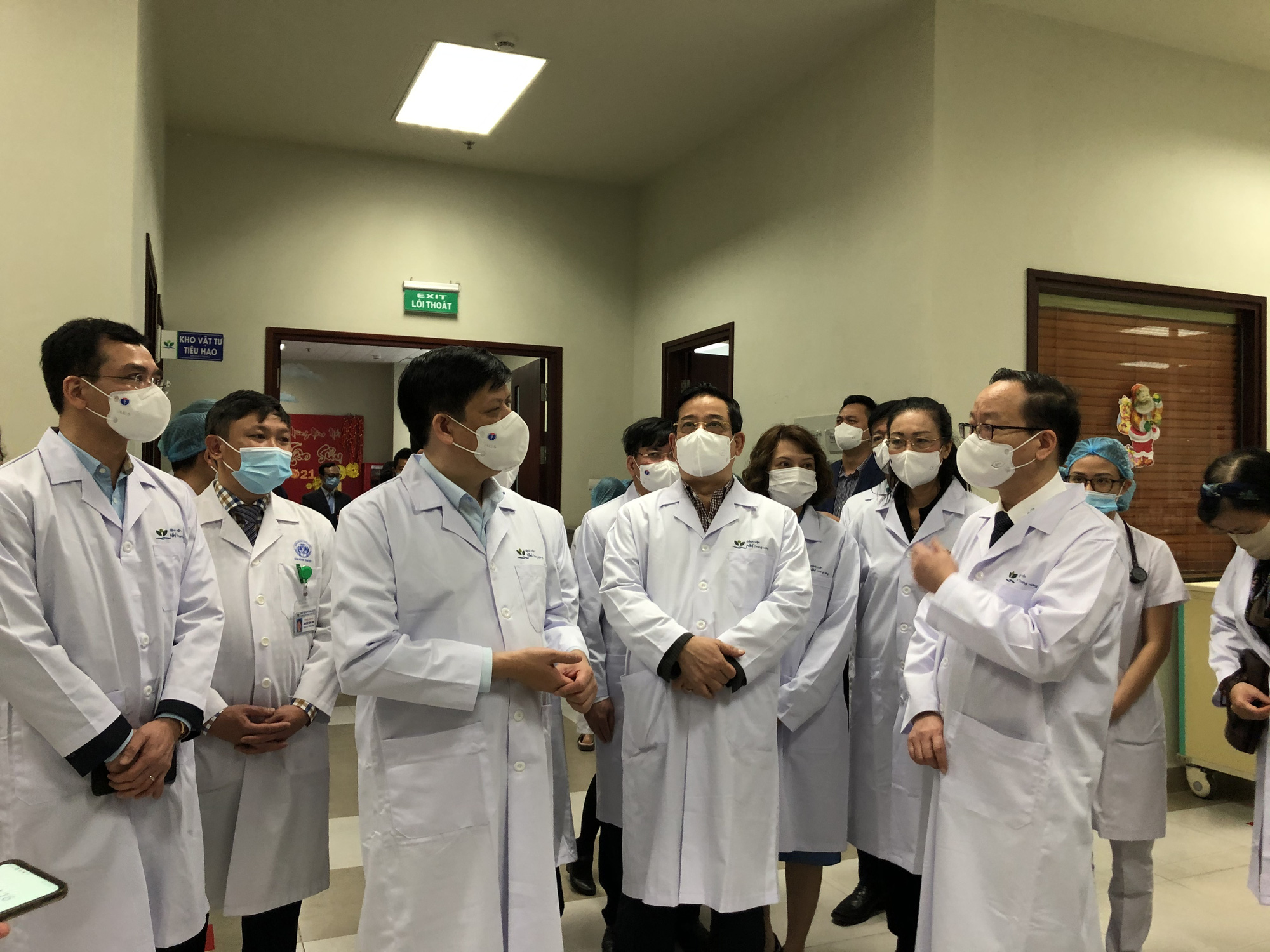 Bộ trưởng Bộ Y tế Nguyễn Thanh Long tặng qu&agrave;, động vi&ecirc;n bệnh nh&acirc;n phải ăn Tết bệnh viện - Ảnh 9.