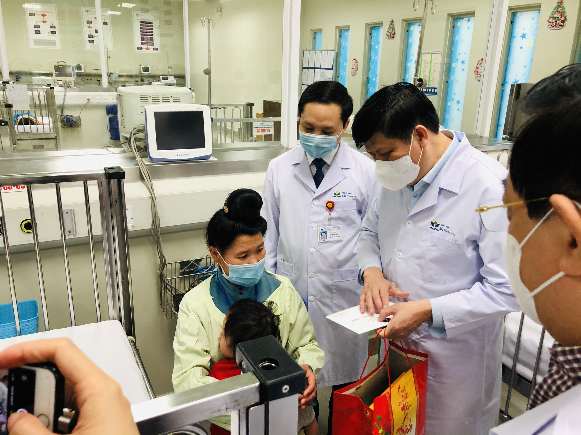 Bộ trưởng Bộ Y tế Nguyễn Thanh Long tặng qu&agrave;, động vi&ecirc;n bệnh nh&acirc;n phải ăn Tết bệnh viện - Ảnh 11.