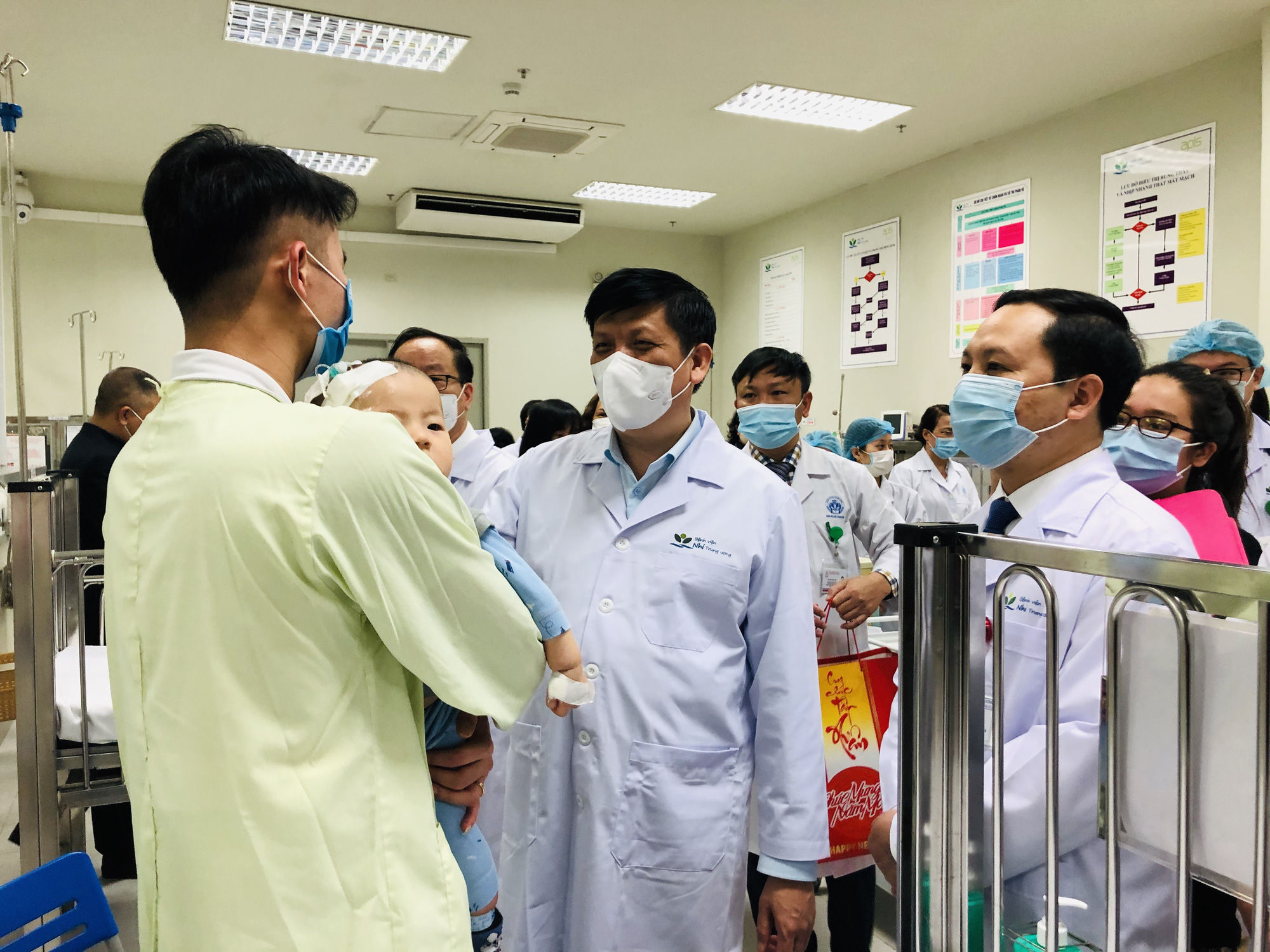Bộ trưởng Bộ Y tế Nguyễn Thanh Long tặng quà, động viên bệnh nhân phải ăn Tết bệnh viện