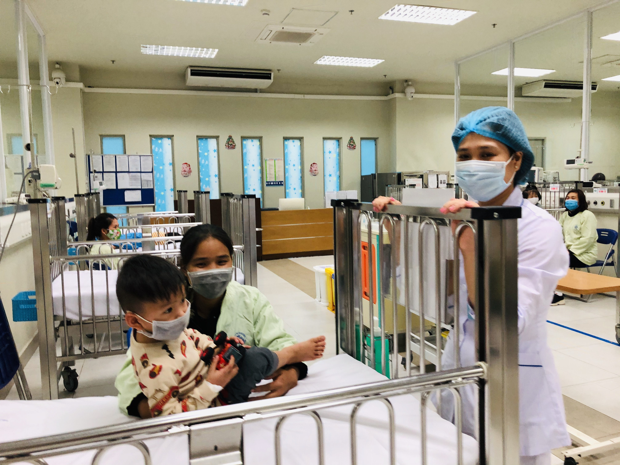 Bộ trưởng Bộ Y tế Nguyễn Thanh Long tặng qu&agrave;, động vi&ecirc;n bệnh nh&acirc;n phải ăn Tết bệnh viện - Ảnh 16.