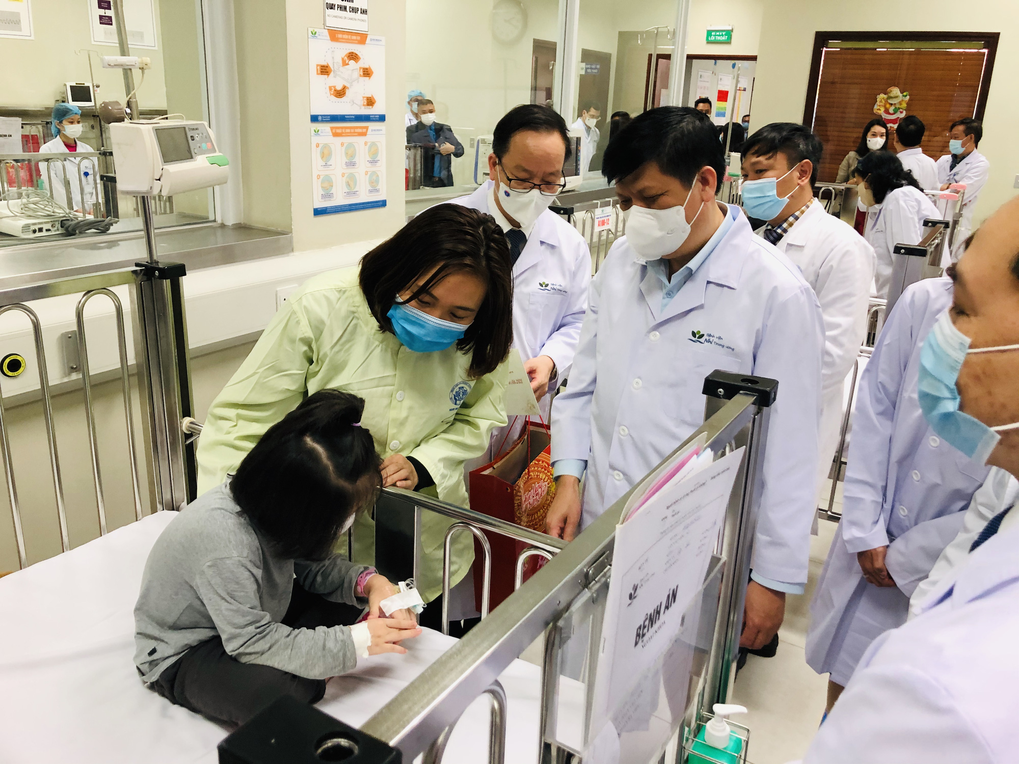 Bộ trưởng Bộ Y tế Nguyễn Thanh Long tặng qu&agrave;, động vi&ecirc;n bệnh nh&acirc;n phải ăn Tết bệnh viện - Ảnh 13.