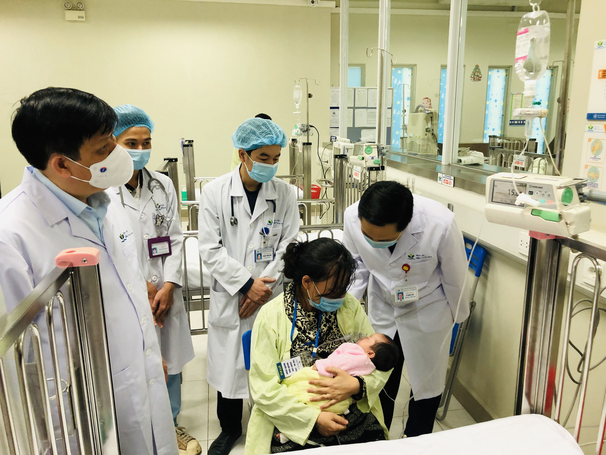 Bộ trưởng Bộ Y tế Nguyễn Thanh Long tặng qu&agrave;, động vi&ecirc;n bệnh nh&acirc;n phải ăn Tết bệnh viện - Ảnh 14.