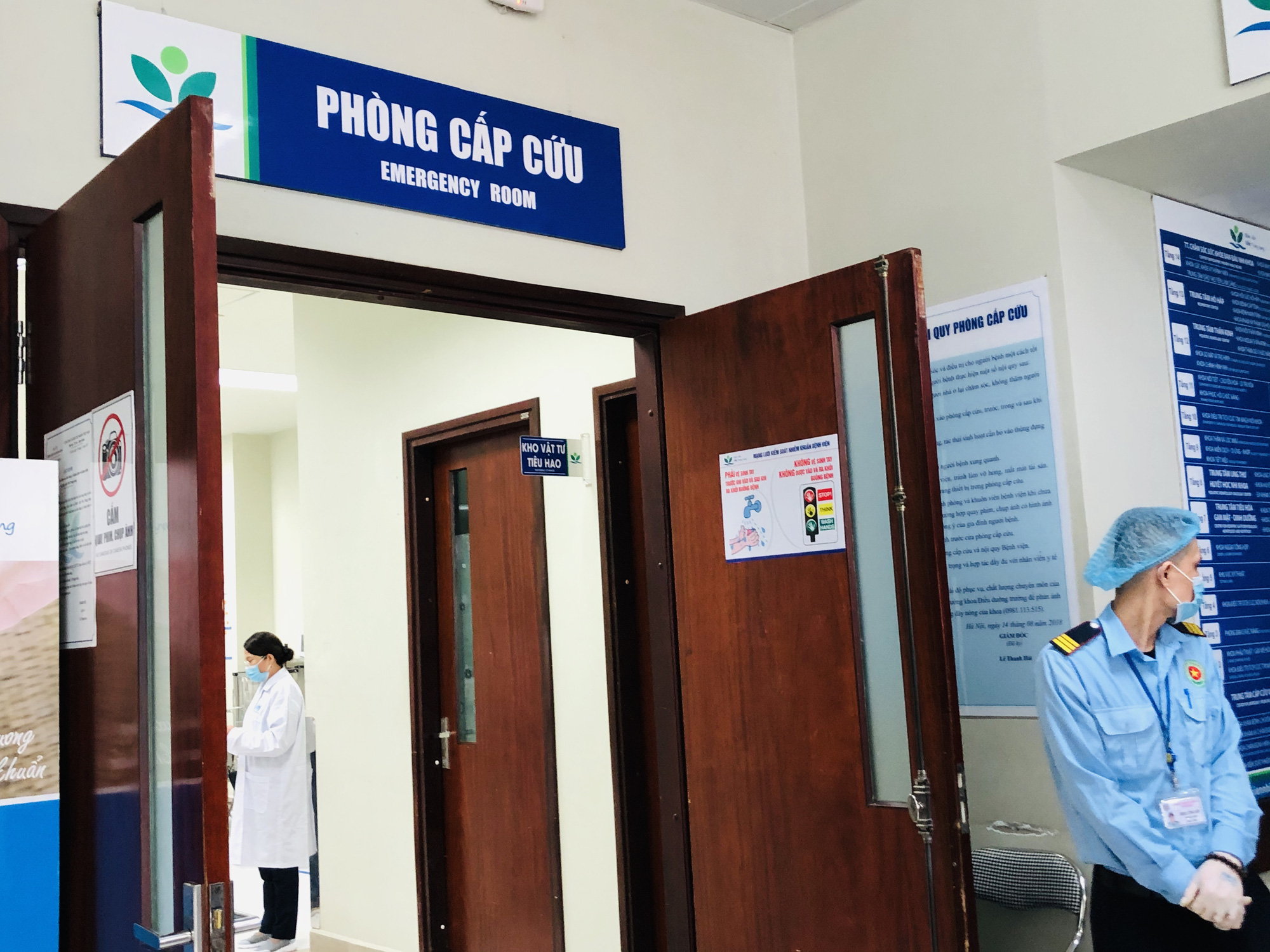 Bộ trưởng Bộ Y tế Nguyễn Thanh Long tặng qu&agrave;, động vi&ecirc;n bệnh nh&acirc;n phải ăn Tết bệnh viện - Ảnh 18.