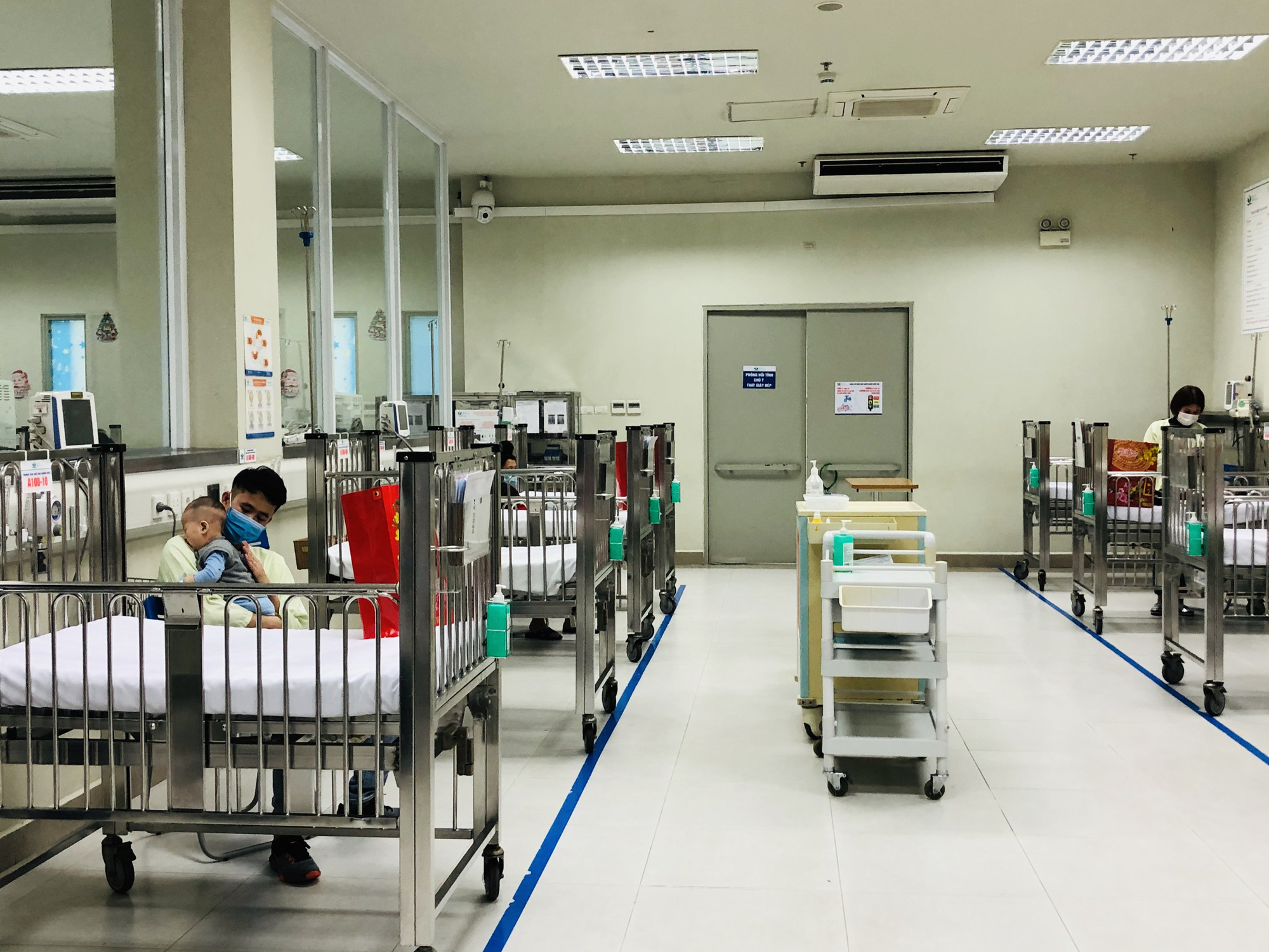 Bộ trưởng Bộ Y tế Nguyễn Thanh Long tặng qu&agrave;, động vi&ecirc;n bệnh nh&acirc;n phải ăn Tết bệnh viện - Ảnh 17.