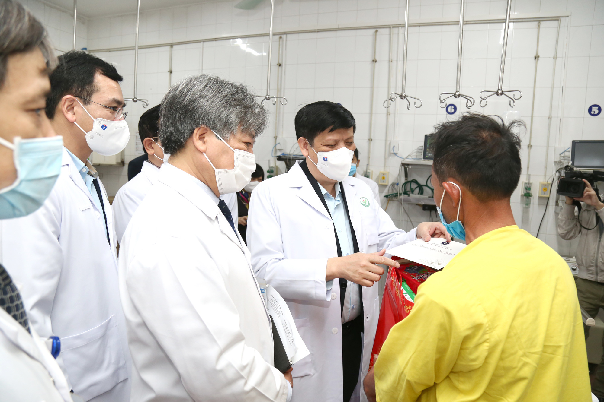 Bộ trưởng Bộ Y tế Nguyễn Thanh Long tặng qu&agrave;, động vi&ecirc;n bệnh nh&acirc;n phải ăn Tết bệnh viện - Ảnh 3.