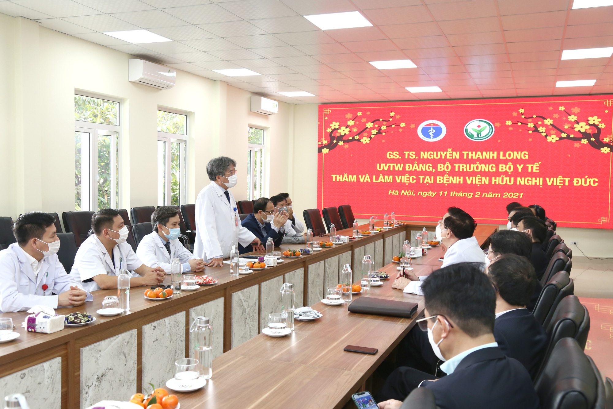 Bộ trưởng Bộ Y tế Nguyễn Thanh Long tặng qu&agrave;, động vi&ecirc;n bệnh nh&acirc;n phải ăn Tết bệnh viện - Ảnh 7.