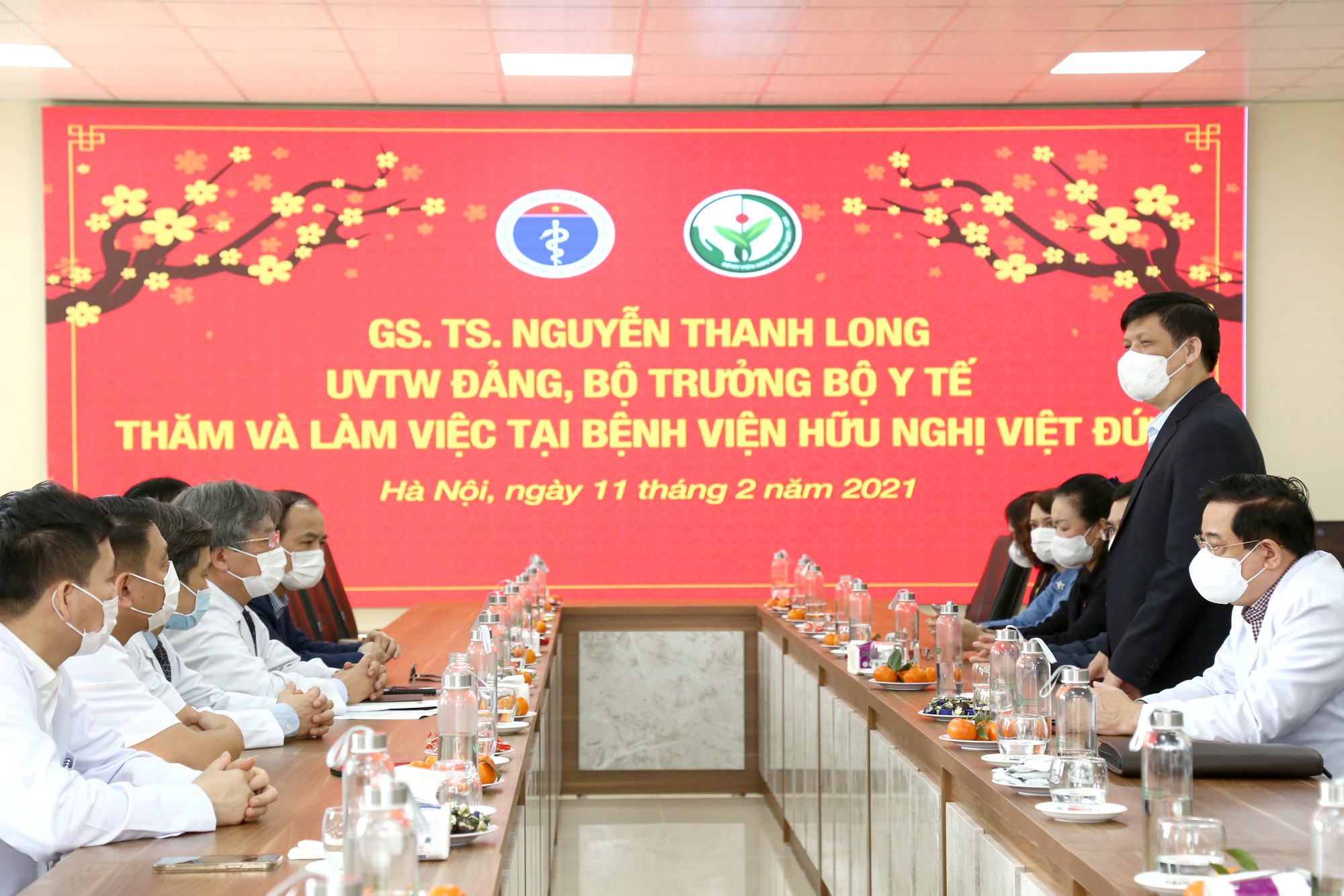 Bộ trưởng Bộ Y tế Nguyễn Thanh Long tặng qu&agrave;, động vi&ecirc;n bệnh nh&acirc;n phải ăn Tết bệnh viện - Ảnh 8.