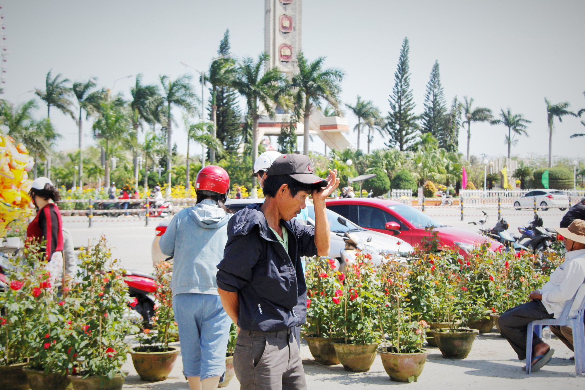 Tiểu thương Đà Nẵng dọn hàng sớm trước cảnh đìu hiu chợ 30 Tết