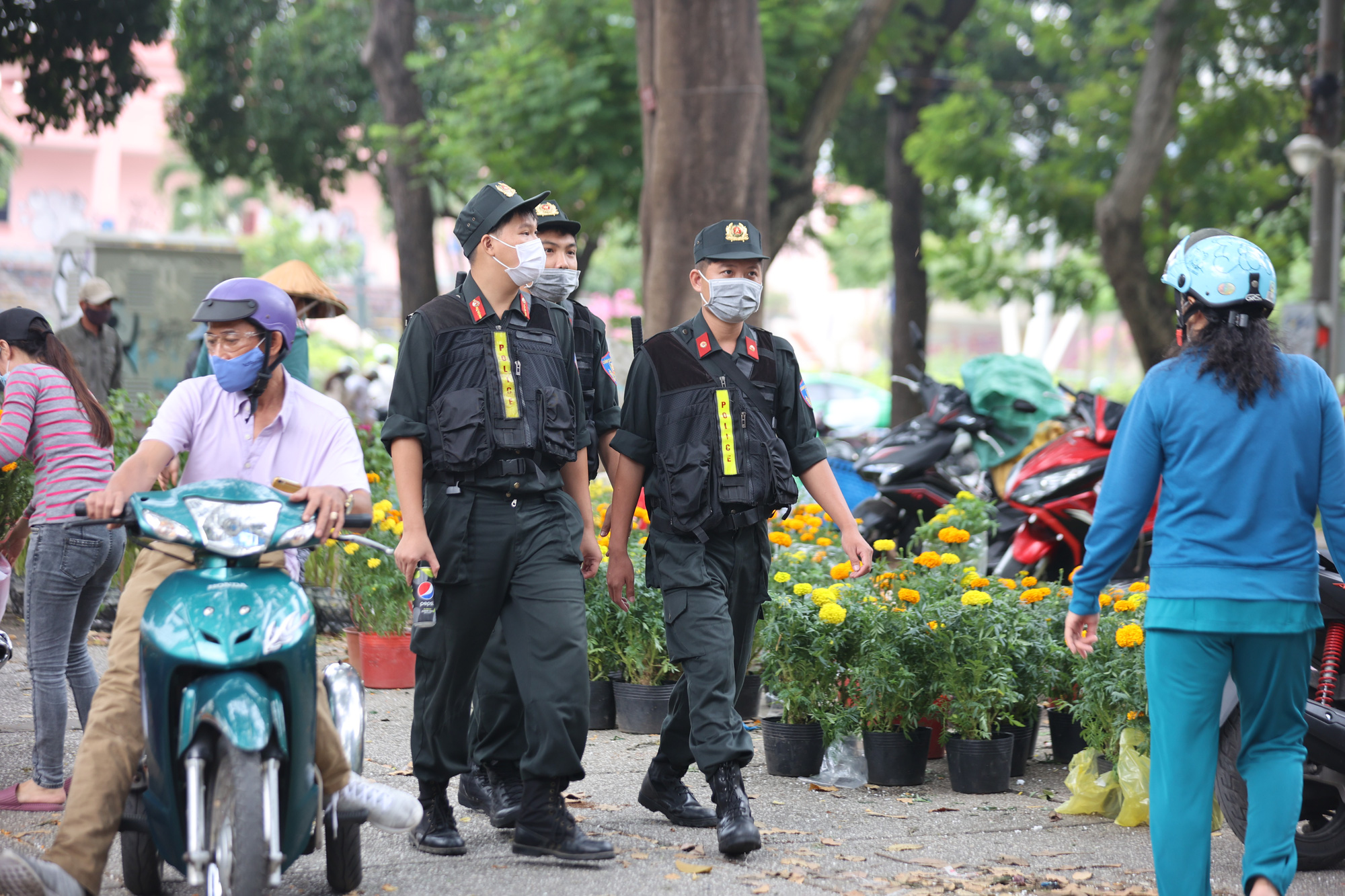 Chợ hoa ấm áp trưa 30 Tết - Ảnh 7.