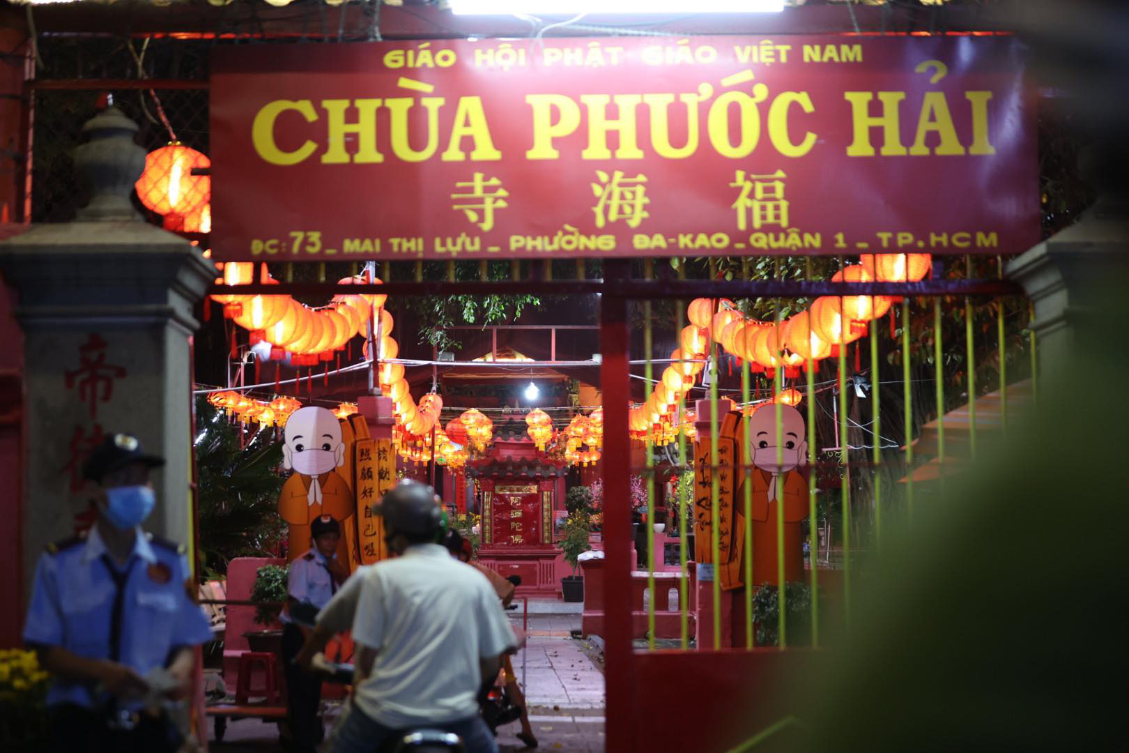Người d&acirc;n đến c&aacute;c cơ sở thờ tự v&agrave; chấp h&agrave;nh nghi&ecirc;m quy định 5K - Ảnh 2.