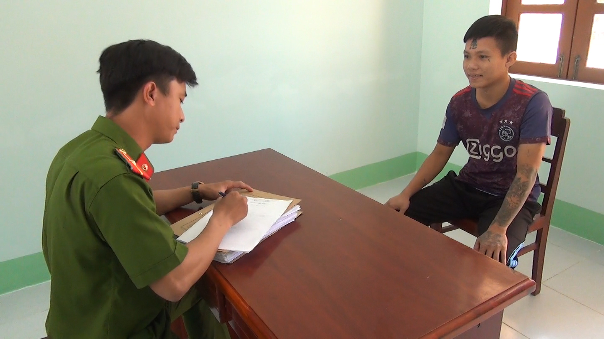 CLIP: Thủ đoạn che dấu v&acirc;n tay kh&oacute; ngờ của kẻ trộm xăm chữ &ldquo;nhẫn&rdquo; tr&ecirc;n tr&aacute;n - Ảnh 3.