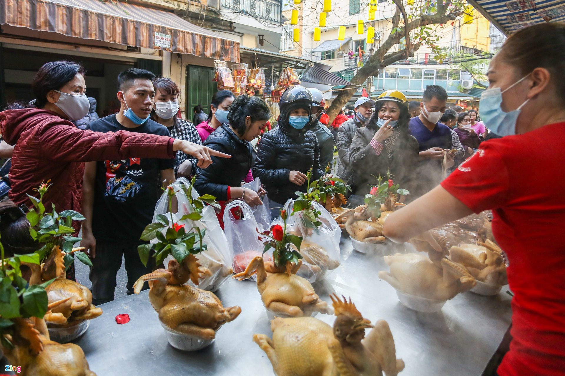 Người Hà Nội chen nhau mua gà ngậm hoa hồng cúng giao thừa
