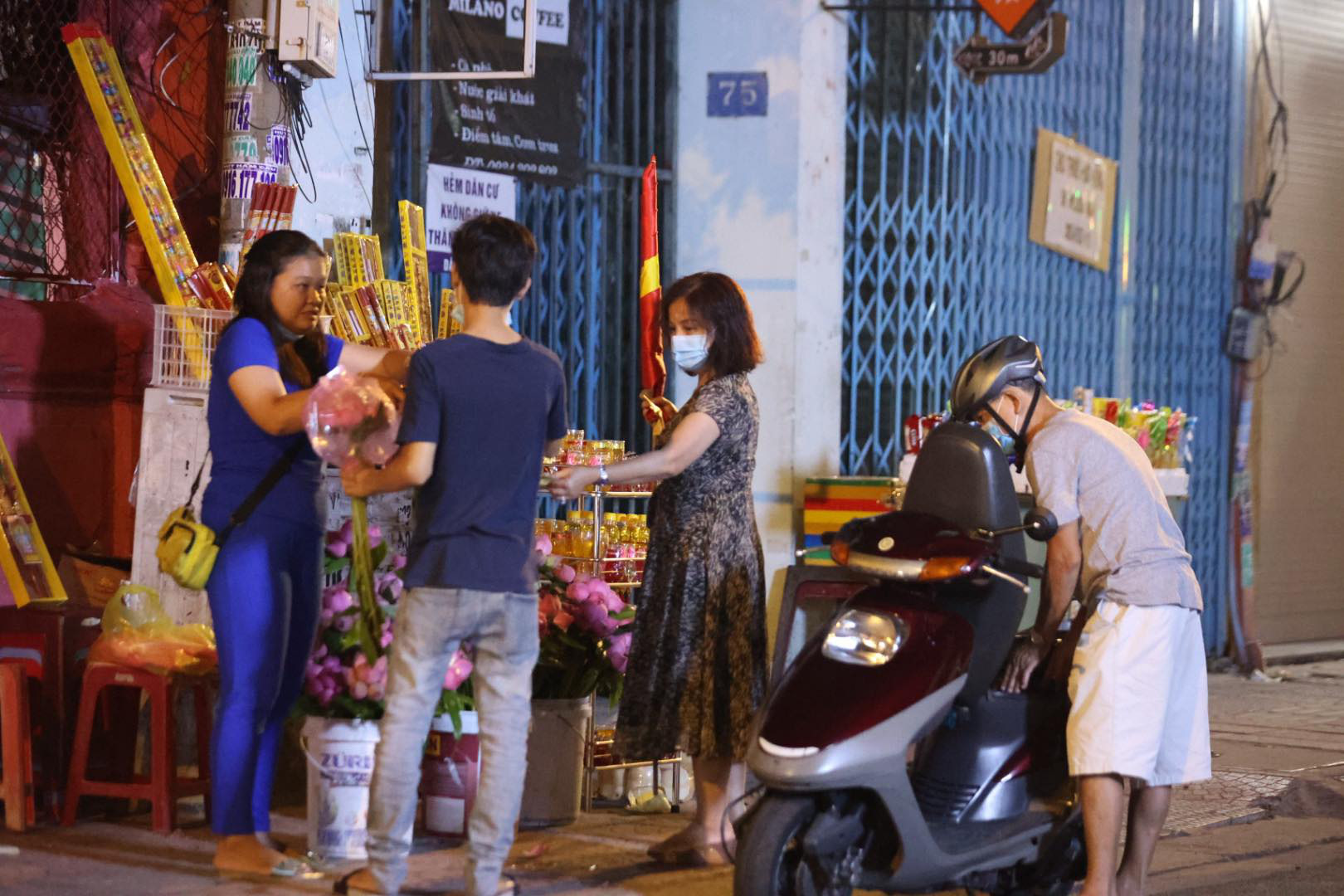 Người d&acirc;n đến c&aacute;c cơ sở thờ tự v&agrave; chấp h&agrave;nh nghi&ecirc;m quy định 5K - Ảnh 3.