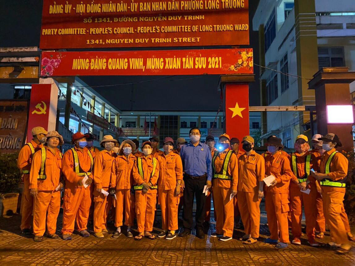 Thăm hỏi, động viên công nhân vệ sinh - Ảnh 1.