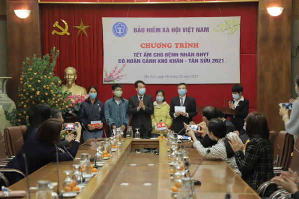 Bộ trưởng Bộ Y tế Nguyễn Thanh Long tặng qu&agrave;, động vi&ecirc;n bệnh nh&acirc;n phải ăn Tết bệnh viện - Ảnh 21.