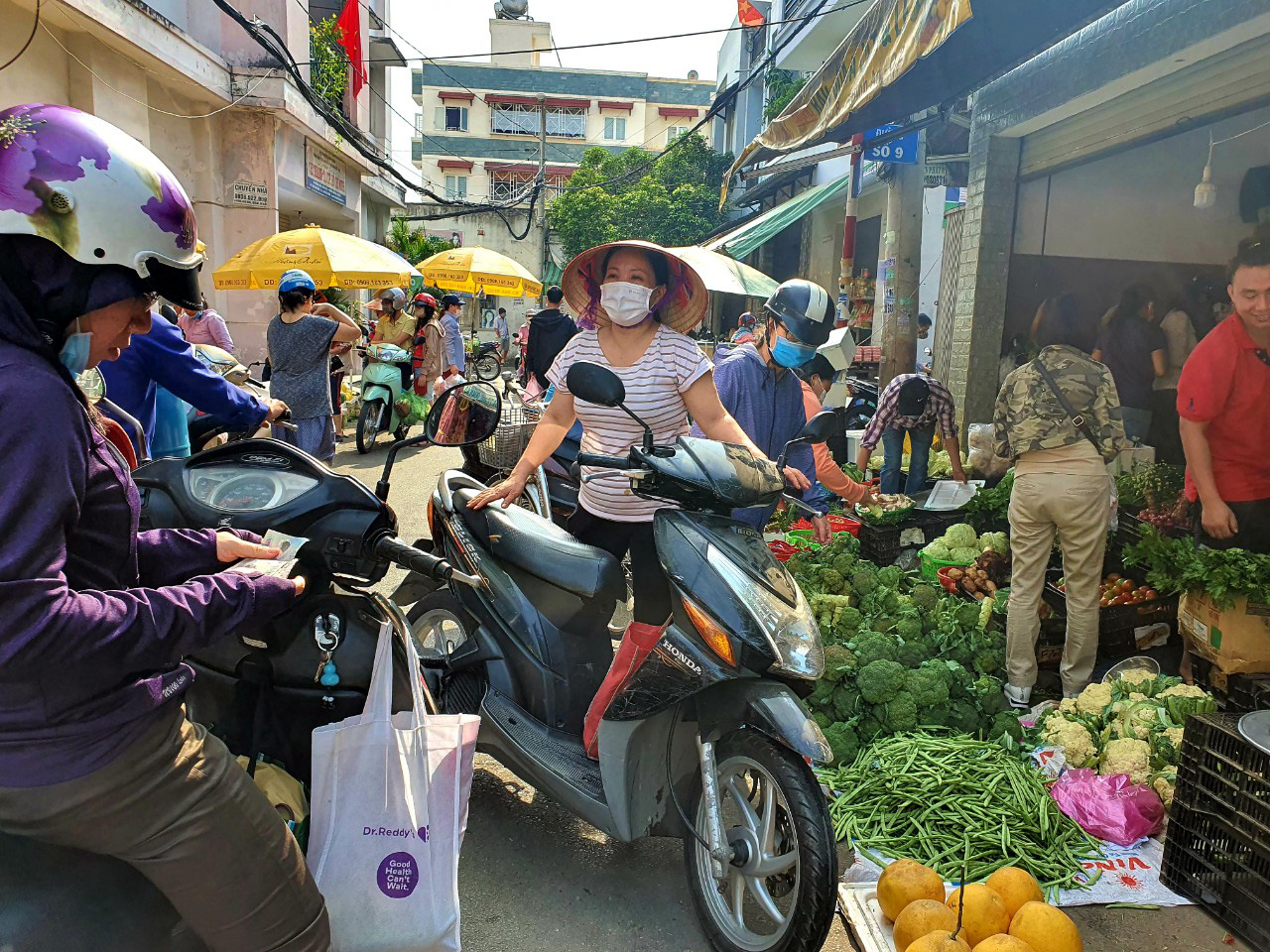 Đi chợ TP HCM 30 Tết: Hàng hóa dồi dào, giá cả không tăng
