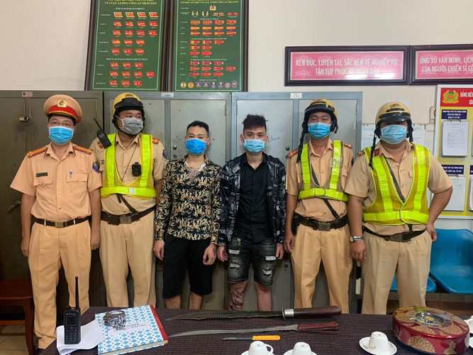 Côn đồ đi ôtô "đại náo" chợ hoa trên bến dưới thuyền