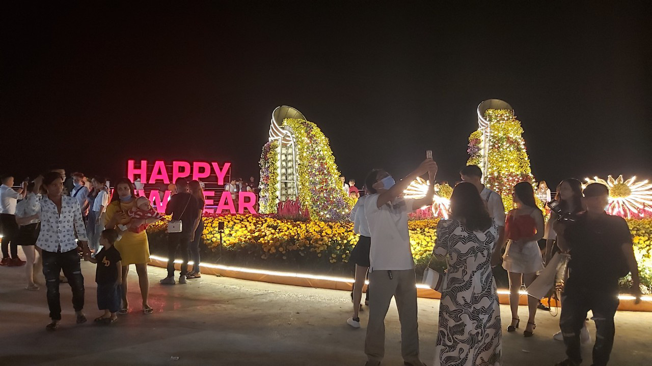 Người d&acirc;n t&igrave;m cảm gi&aacute;c đ&ecirc;m giao thừa - Ảnh 12.