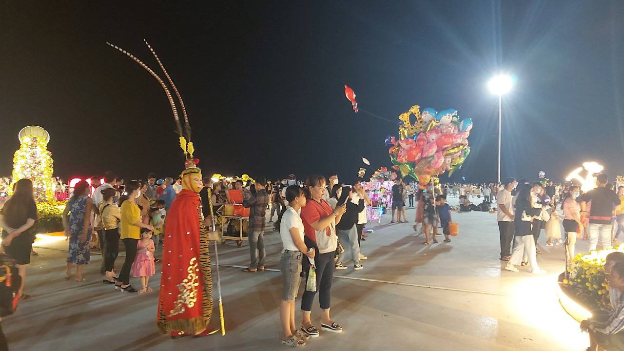 Người d&acirc;n t&igrave;m cảm gi&aacute;c đ&ecirc;m giao thừa - Ảnh 13.