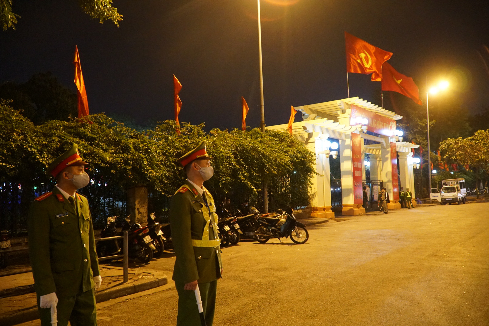 CLIP: Đêm giao thừa đặc biệt ở Hà Nội - Ảnh 9.