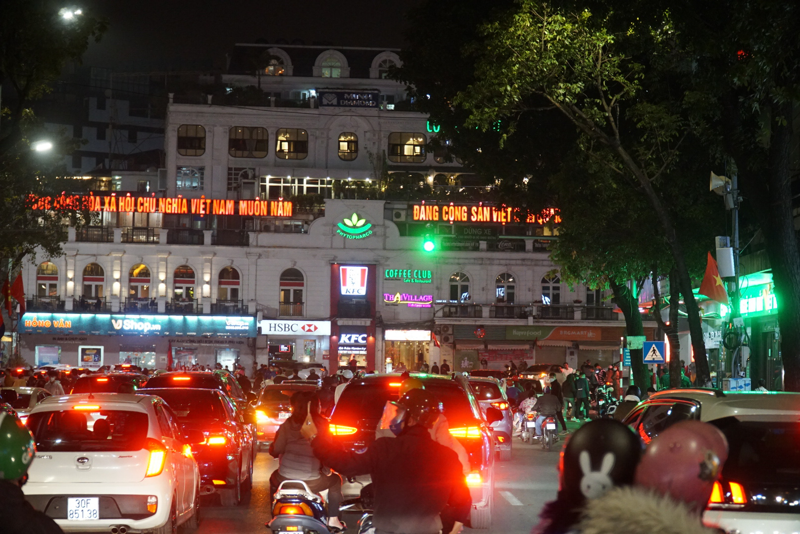 CLIP: Đêm giao thừa đặc biệt ở Hà Nội - Ảnh 18.
