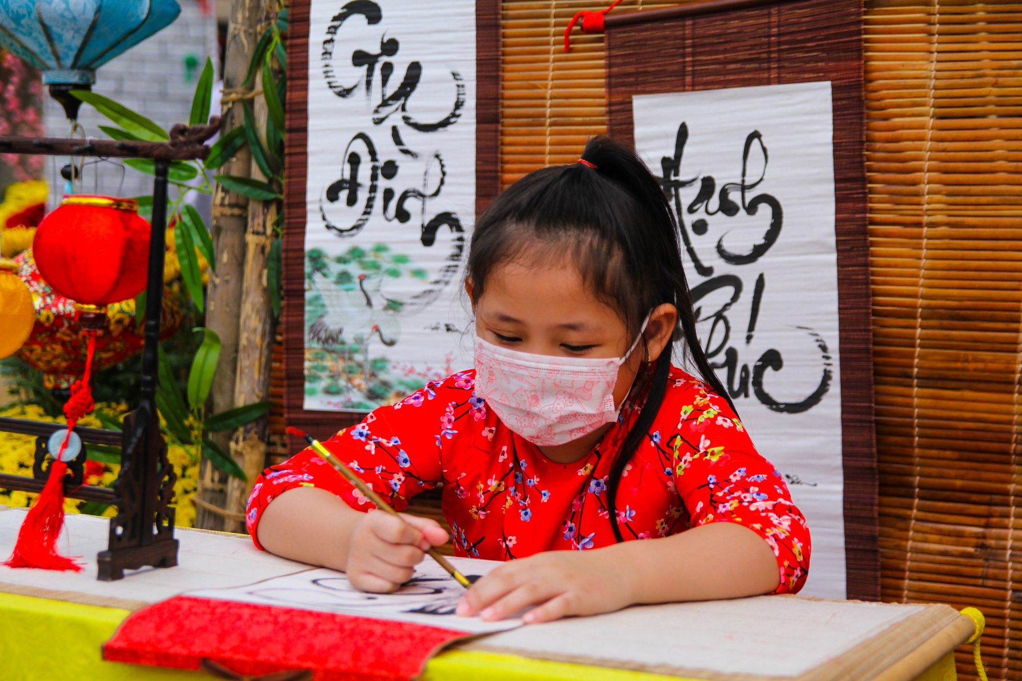 Rực rỡ sắc màu mô hình trang trí xuân tại chùa Hoằng Pháp