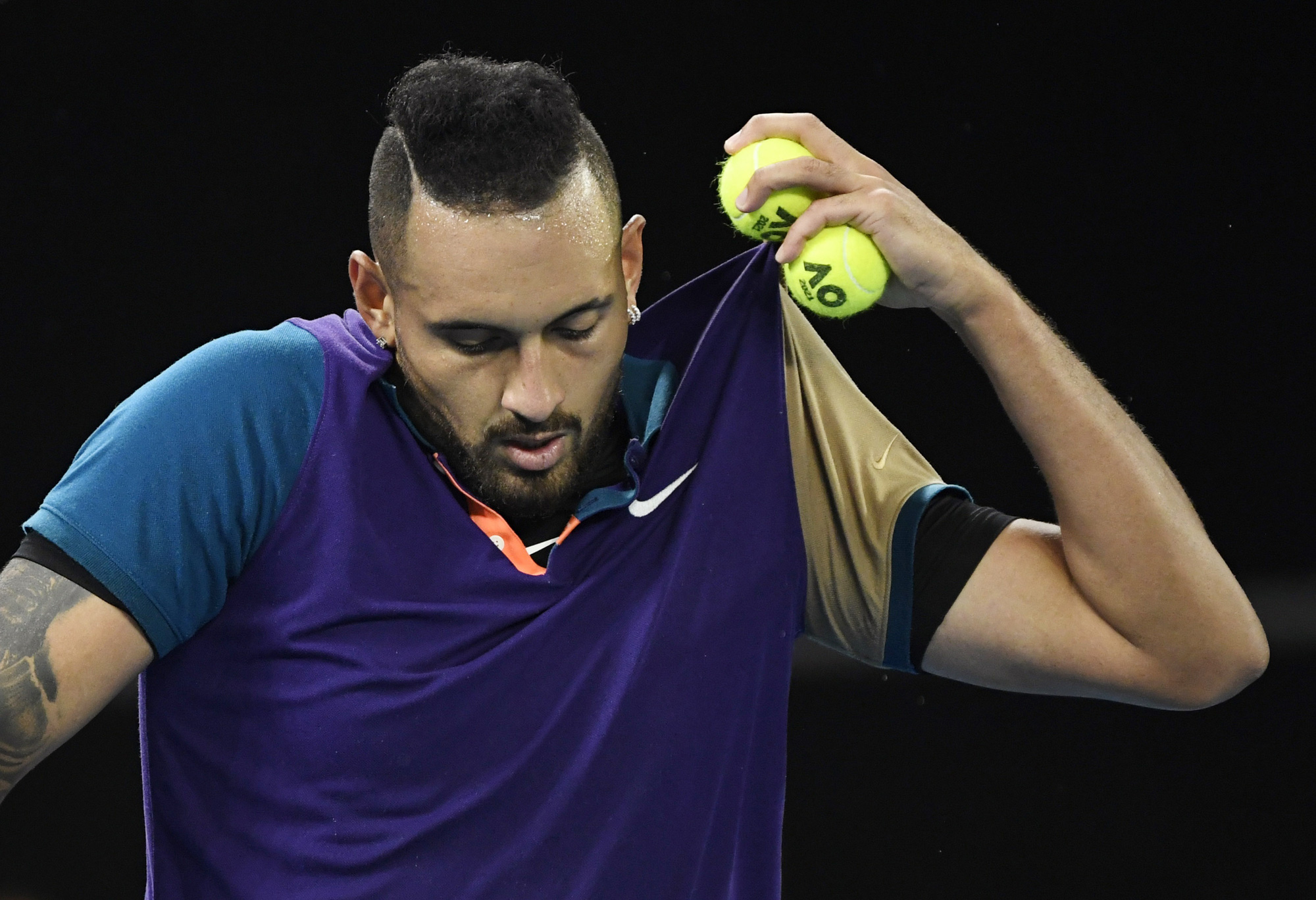 G&atilde; trai hư Kyrgios bị quật ng&atilde; bởi Dominic Thiem - Ảnh 3.