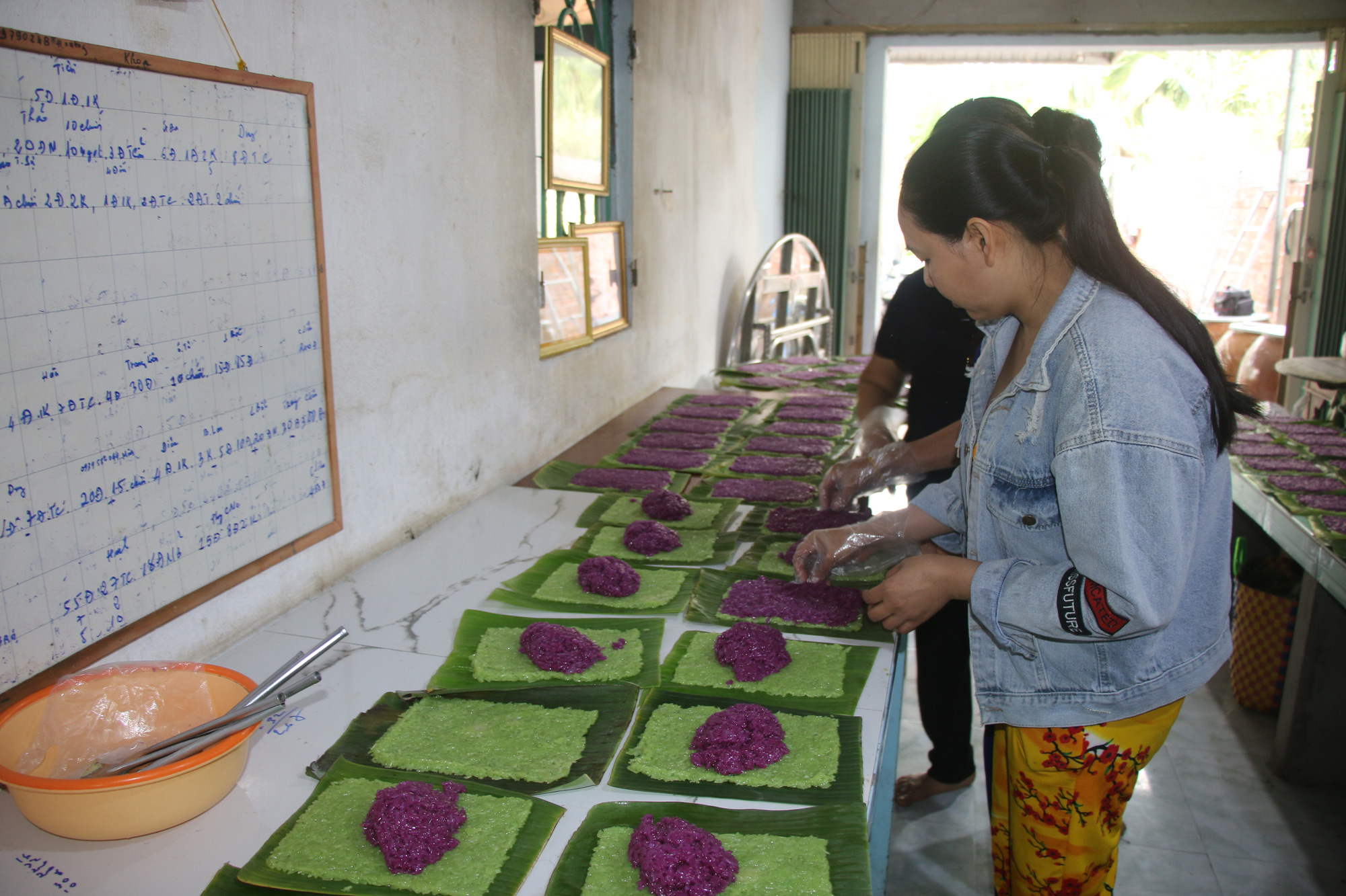 B&iacute; quyết tạo n&ecirc;n b&aacute;nh t&eacute;t l&aacute; cẩm thơm lừng dịp Tết ở miền T&acirc;y  - Ảnh 1.