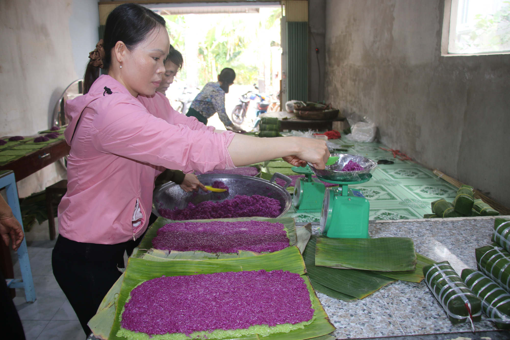 B&iacute; quyết tạo n&ecirc;n b&aacute;nh t&eacute;t l&aacute; cẩm thơm lừng dịp Tết ở miền T&acirc;y  - Ảnh 2.