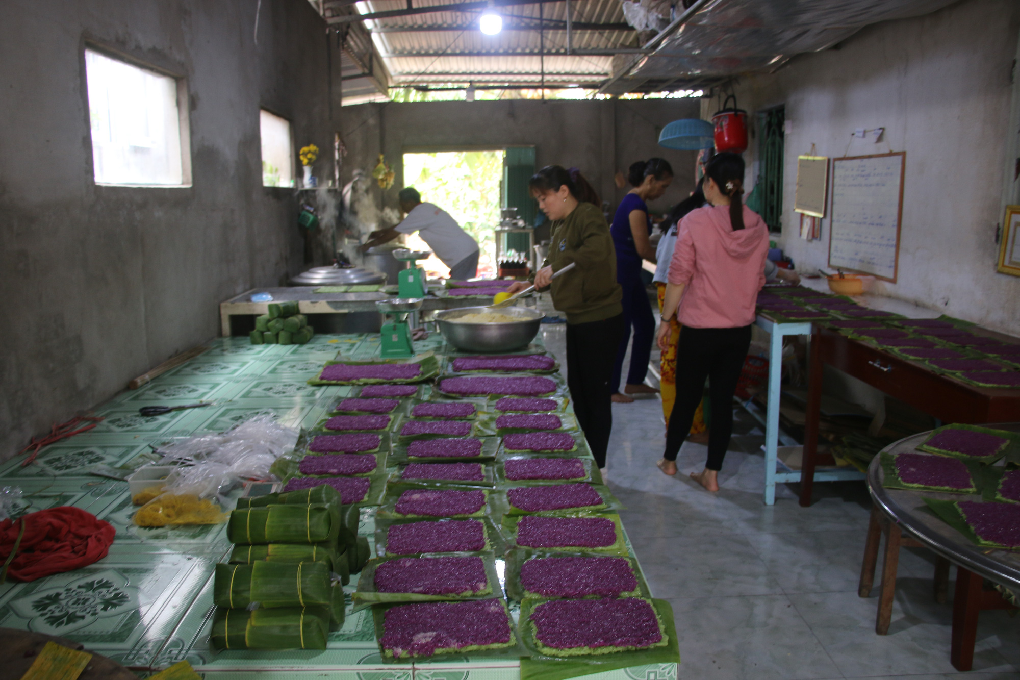 B&iacute; quyết tạo n&ecirc;n b&aacute;nh t&eacute;t l&aacute; cẩm thơm lừng dịp Tết ở miền T&acirc;y  - Ảnh 4.