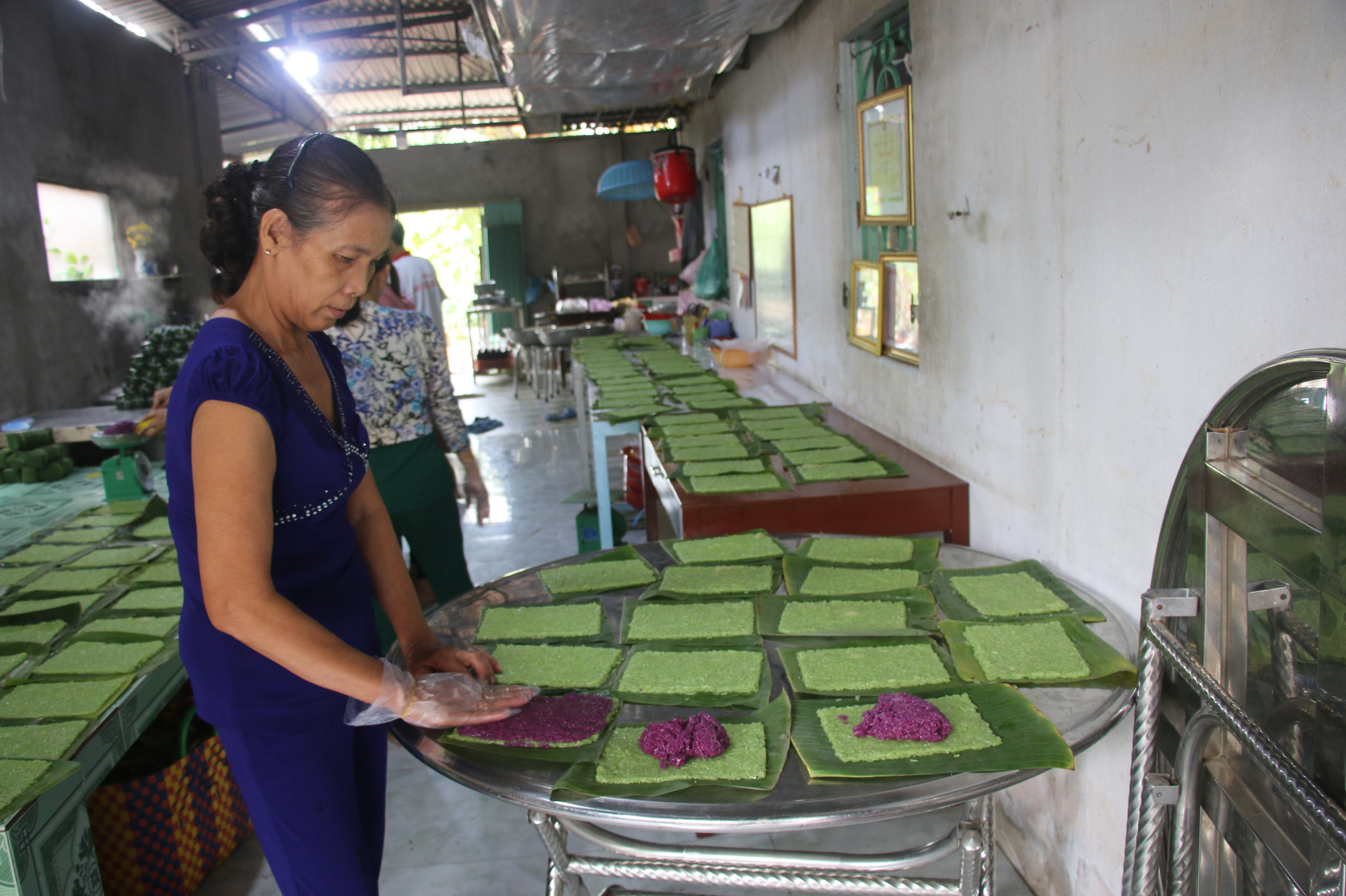 Bí quyết tạo nên bánh tét lá cẩm thơm lừng dịp Tết ở miền Tây