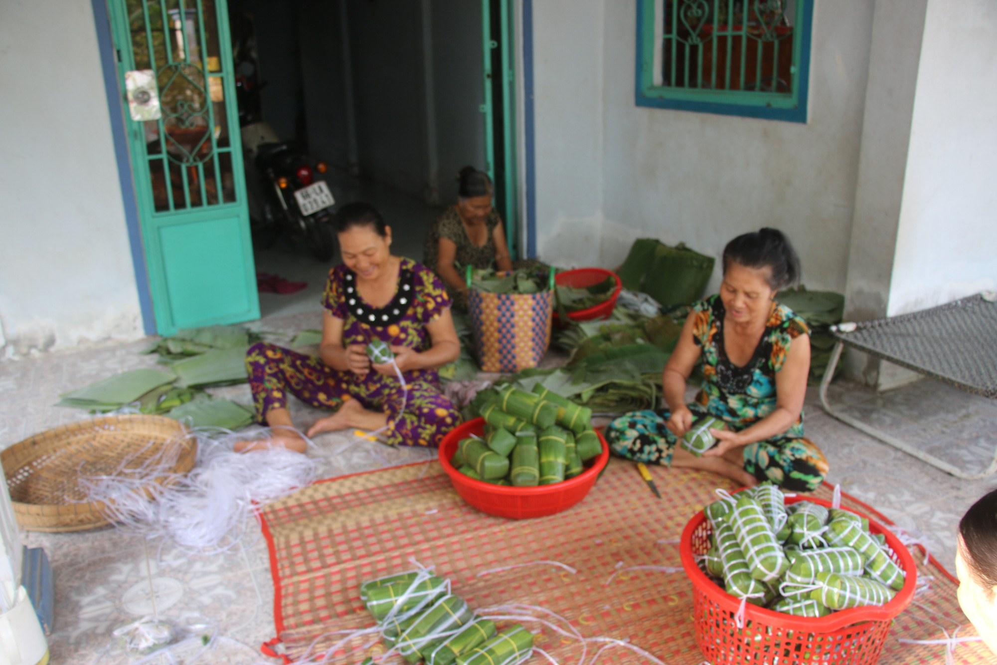 B&iacute; quyết tạo n&ecirc;n b&aacute;nh t&eacute;t l&aacute; cẩm thơm lừng dịp Tết ở miền T&acirc;y  - Ảnh 9.