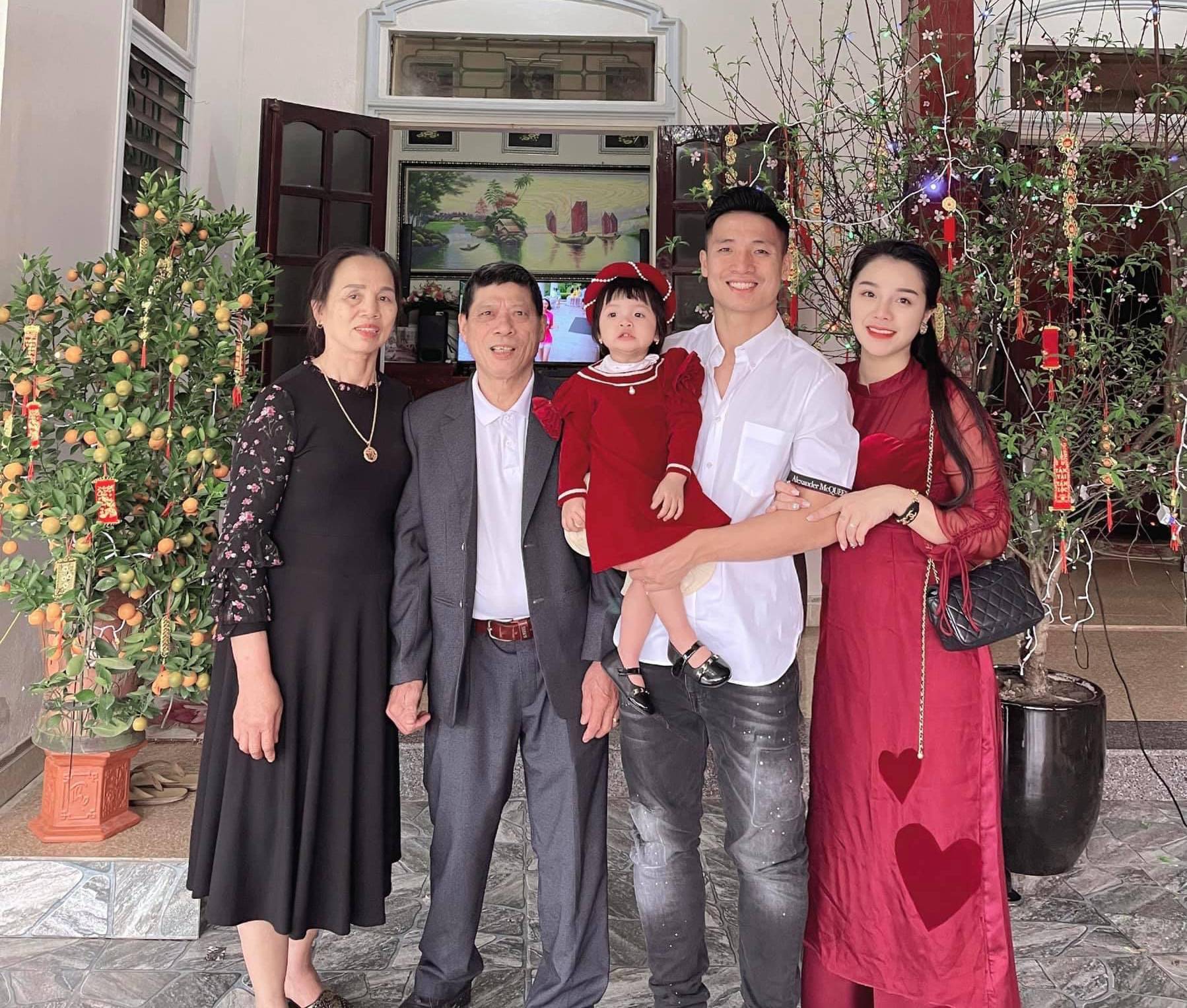 Văn To&agrave;n đ&oacute;n tết ở t&acirc;m dịch Hải Dương, HLV Kiatisak  khoe clip sương m&ugrave; phố n&uacute;i - Ảnh 8.