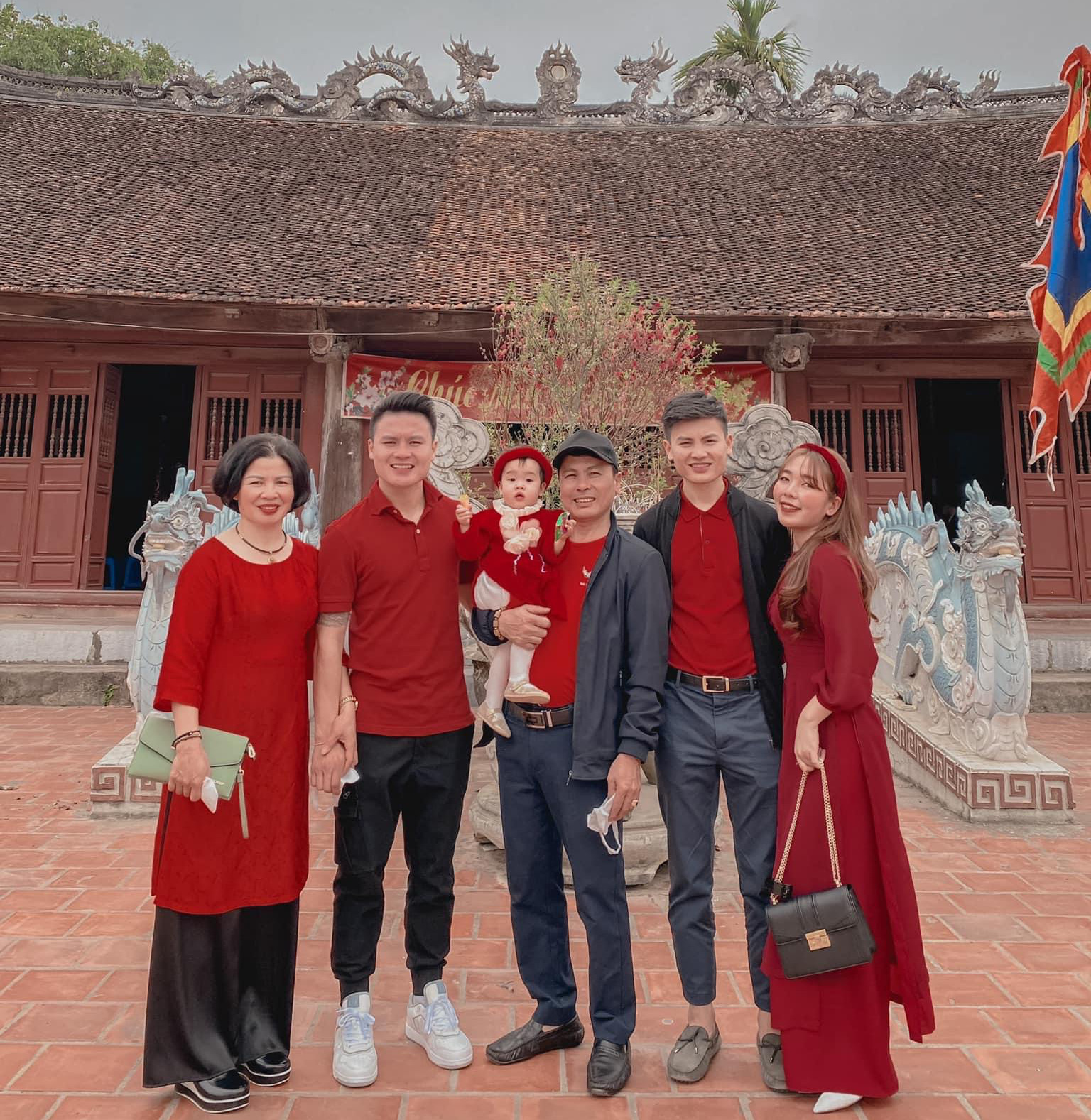 Văn To&agrave;n đ&oacute;n tết ở t&acirc;m dịch Hải Dương, HLV Kiatisak  khoe clip sương m&ugrave; phố n&uacute;i - Ảnh 6.