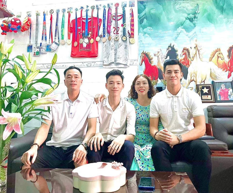 Văn To&agrave;n đ&oacute;n tết ở t&acirc;m dịch Hải Dương, HLV Kiatisak  khoe clip sương m&ugrave; phố n&uacute;i - Ảnh 7.